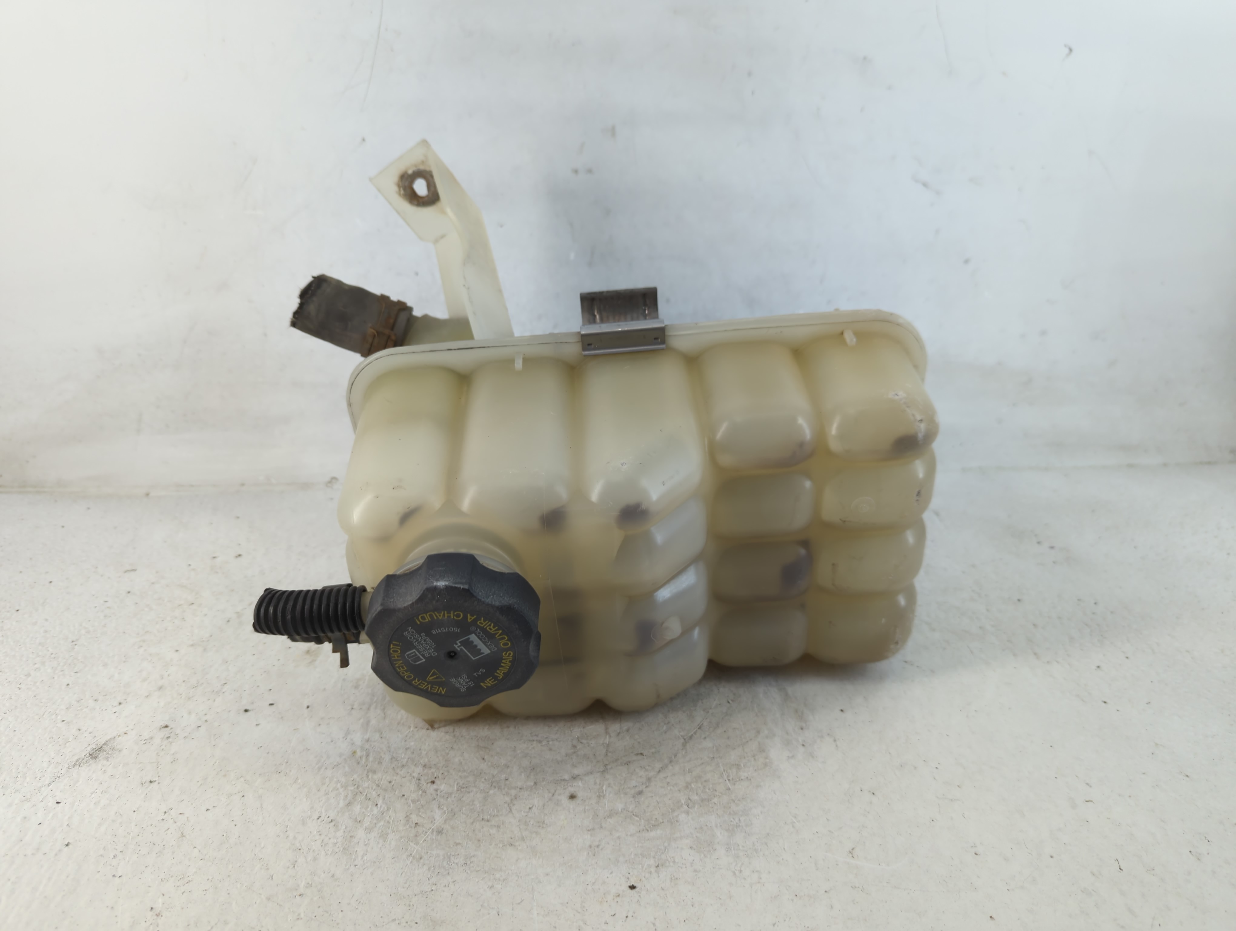 Picture of 1999-2004 Gmc Sierra 1500 Radiator Coolant Overflow Expansion Tank Bottle 801483