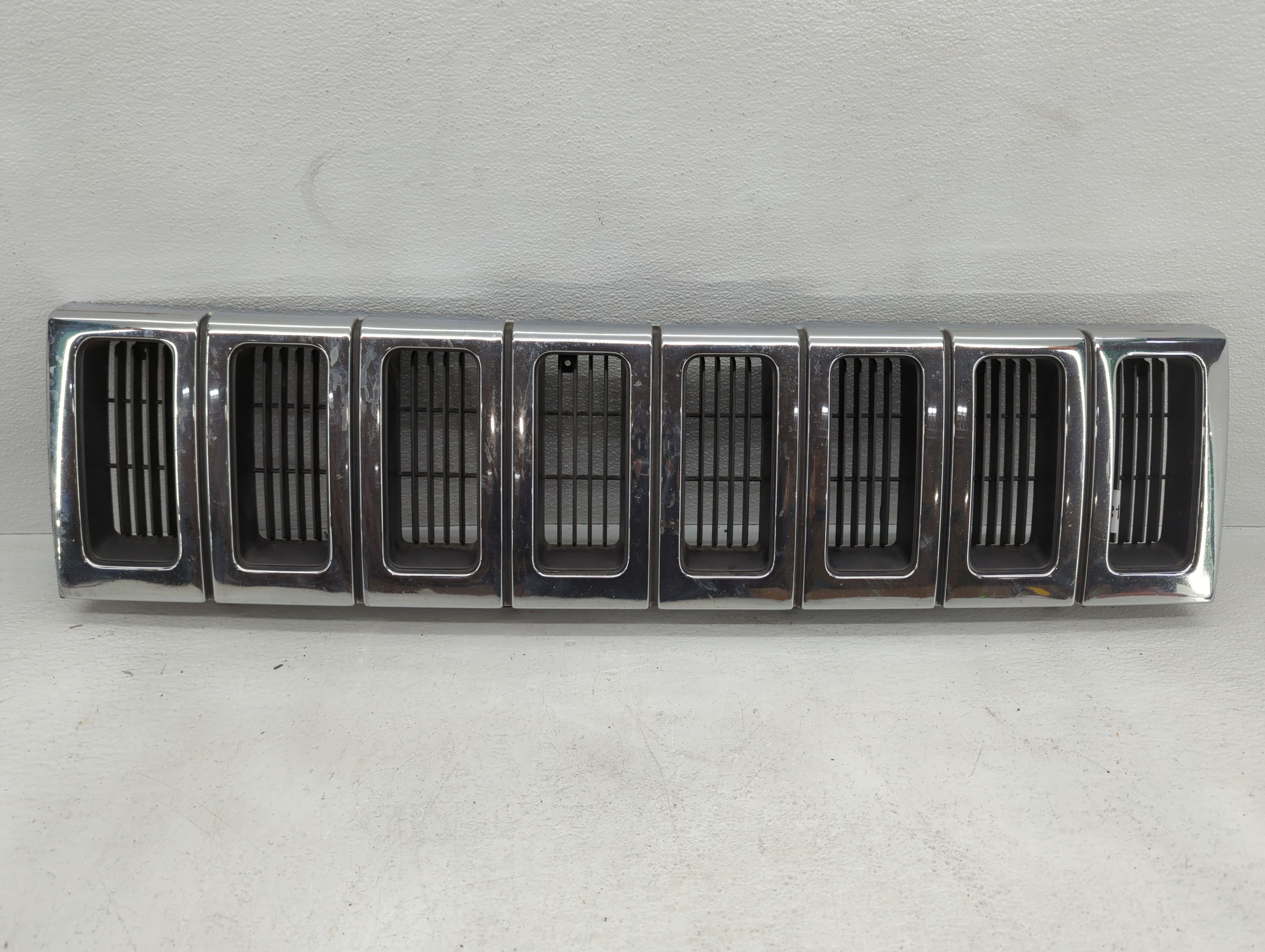 1993-1995 Jeep Grand Cherokee Front Grille Bumper Not Included 801487 - Oemusedautoparts1.com
