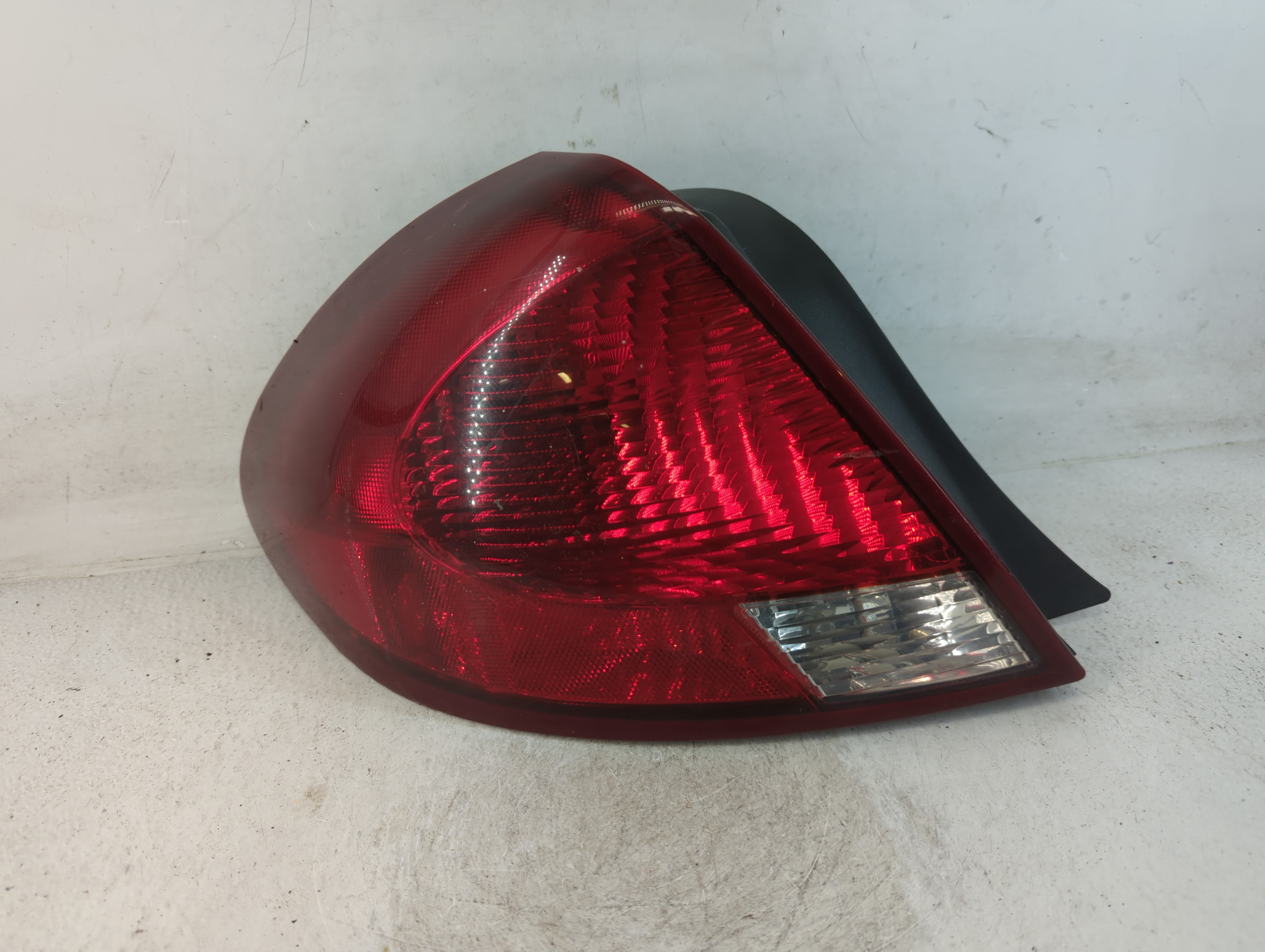 2004-2007 Ford Taurus Rear Center Lid Brake Light Tail Light Red 801489 - Oemusedautoparts1.com