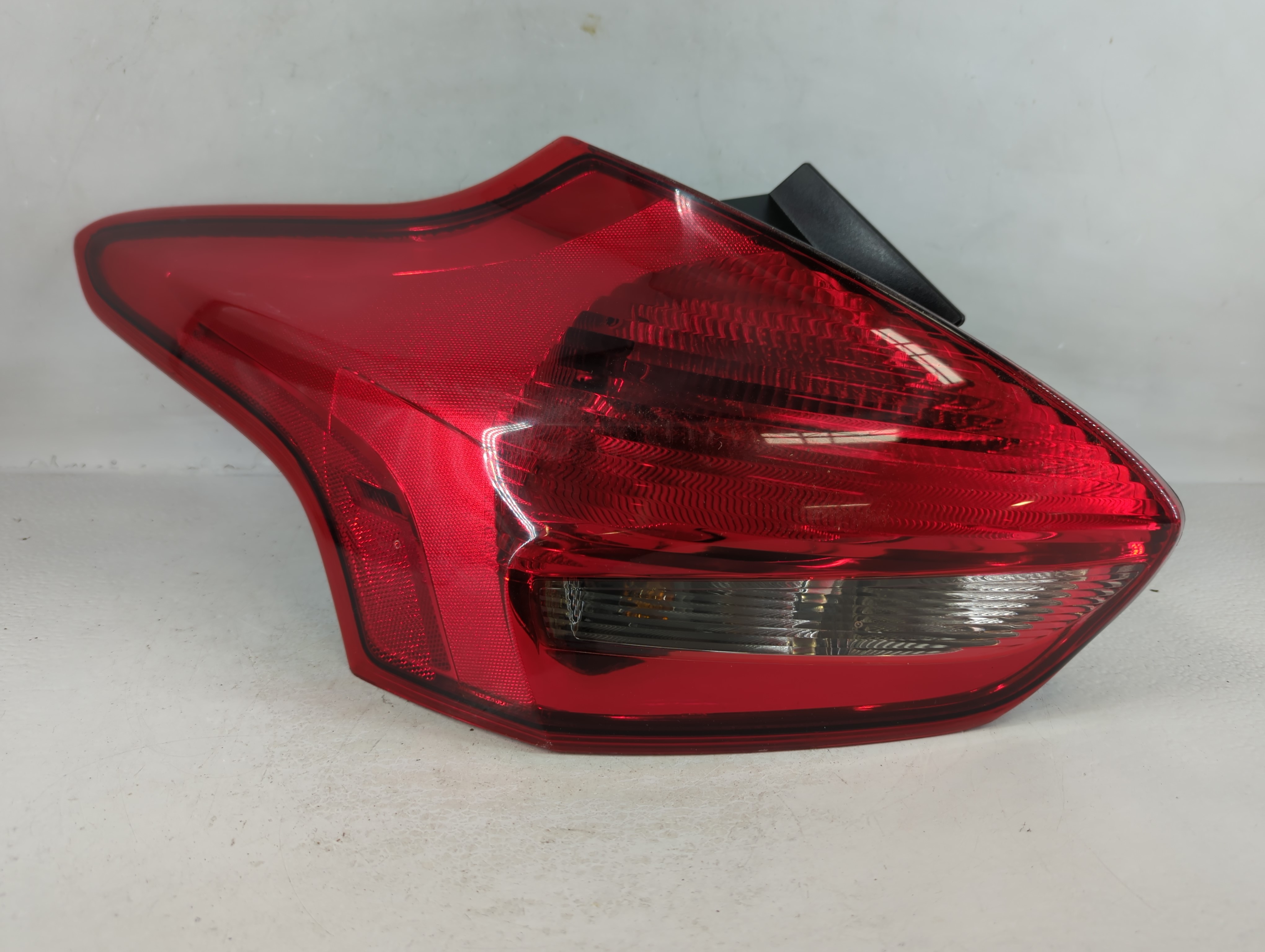 2015-2018 Ford Focus Driver Left Side Tail Light Taillight Oem 801604 - Oemusedautoparts1.com