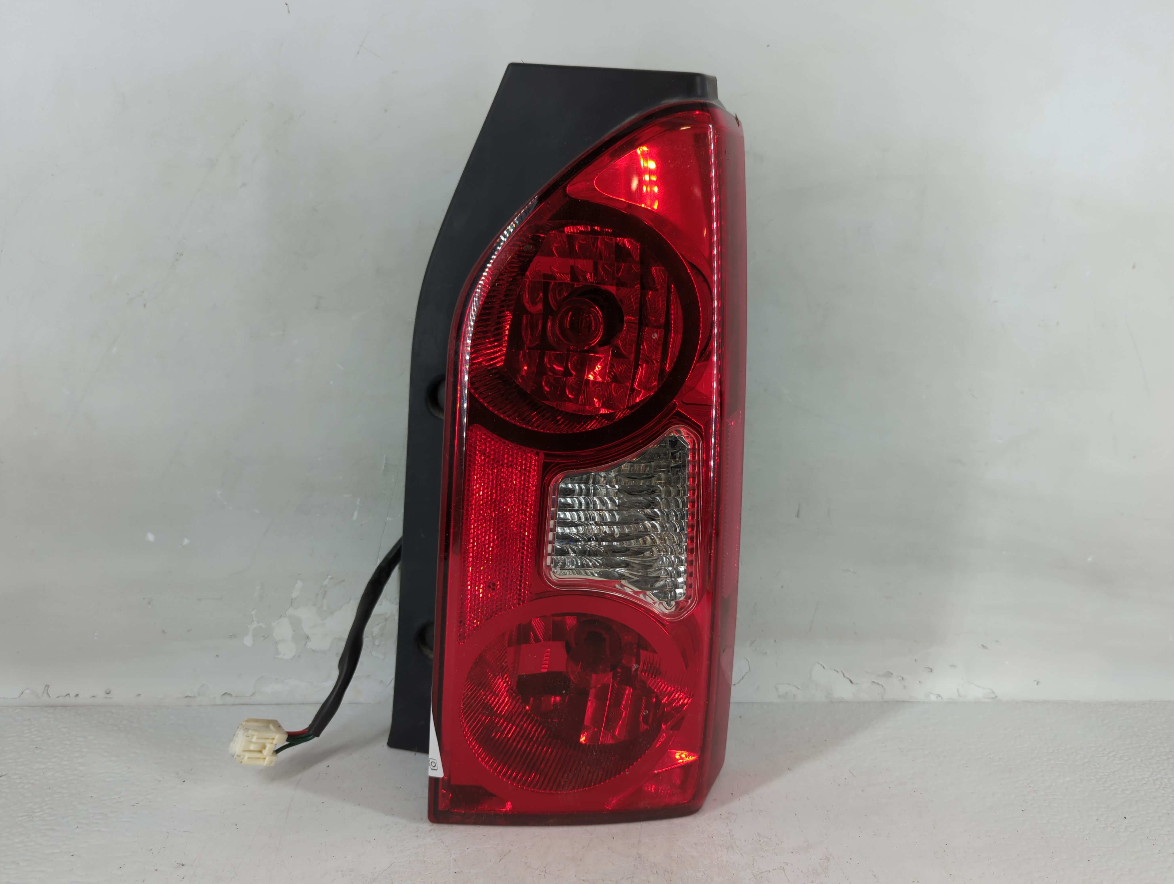 2005-2015 Nissan Xterra Passenger Right Side Tail Light Taillight Oem 801612 - Oemusedautoparts1.com