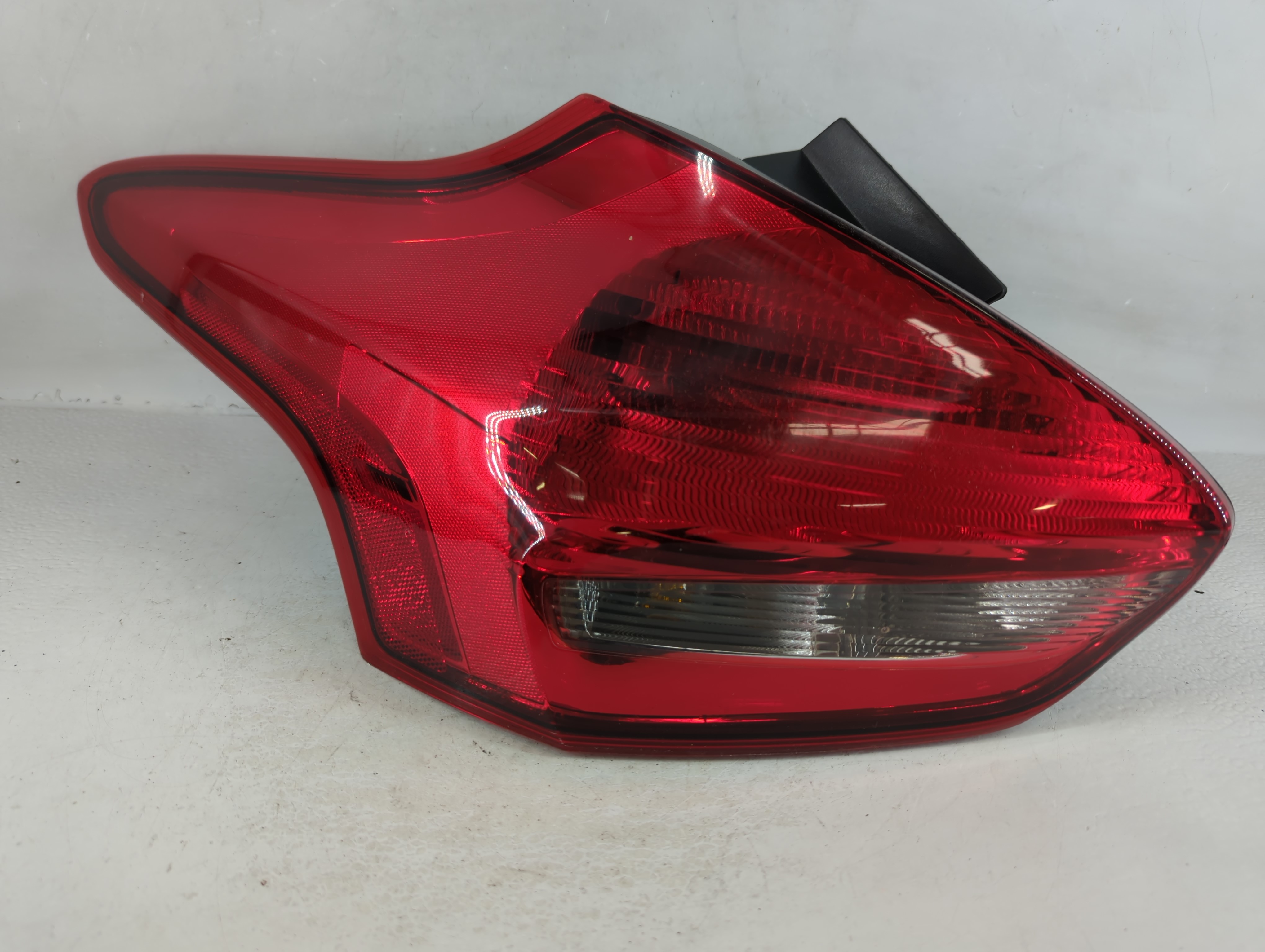 2015-2018 Ford Focus Driver Left Side Tail Light Taillight Oem 801617 - Oemusedautoparts1.com