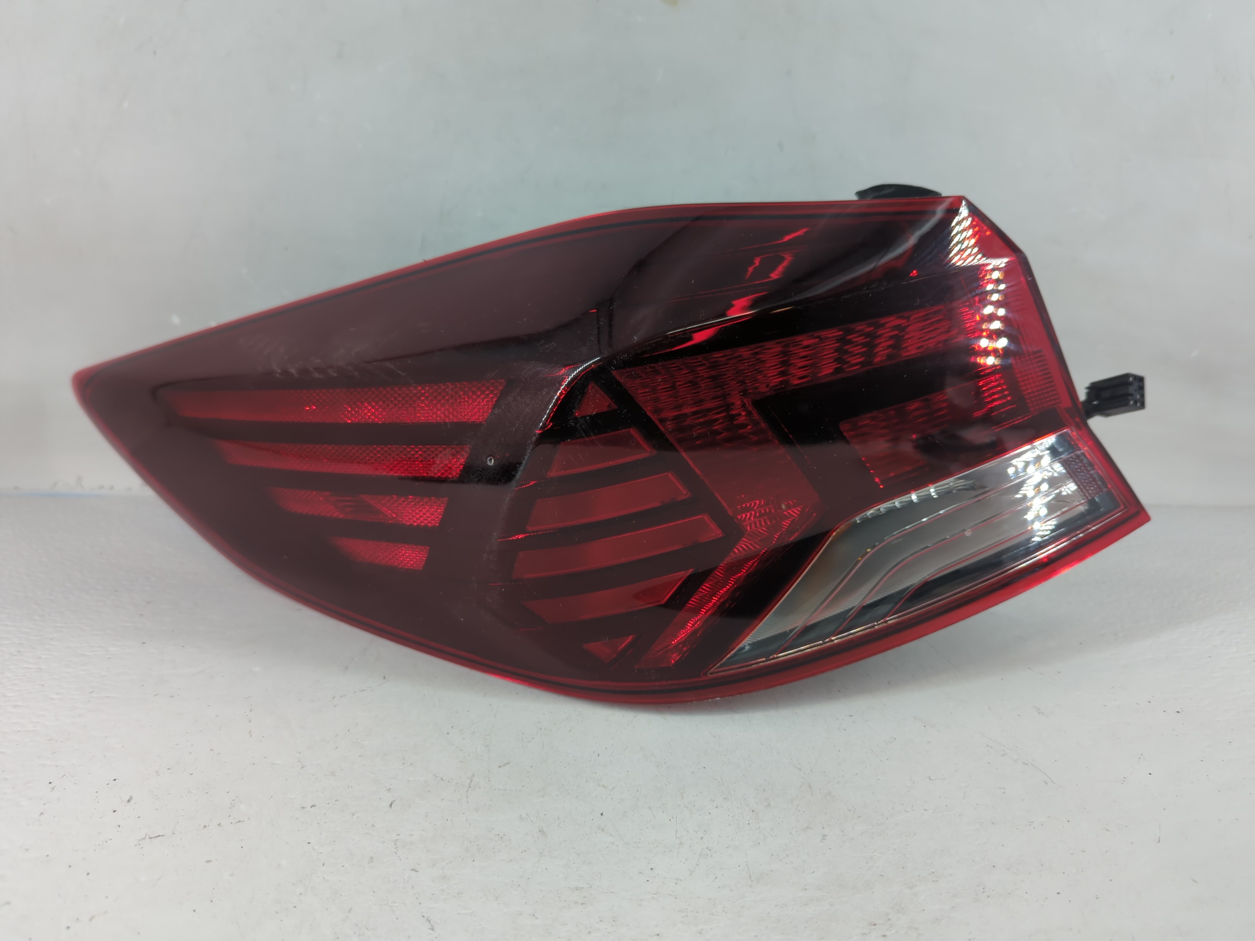 2019-2020 Hyundai Elantra Driver Left Side Tail Light Taillight Oem 801727 - Oemusedautoparts1.com