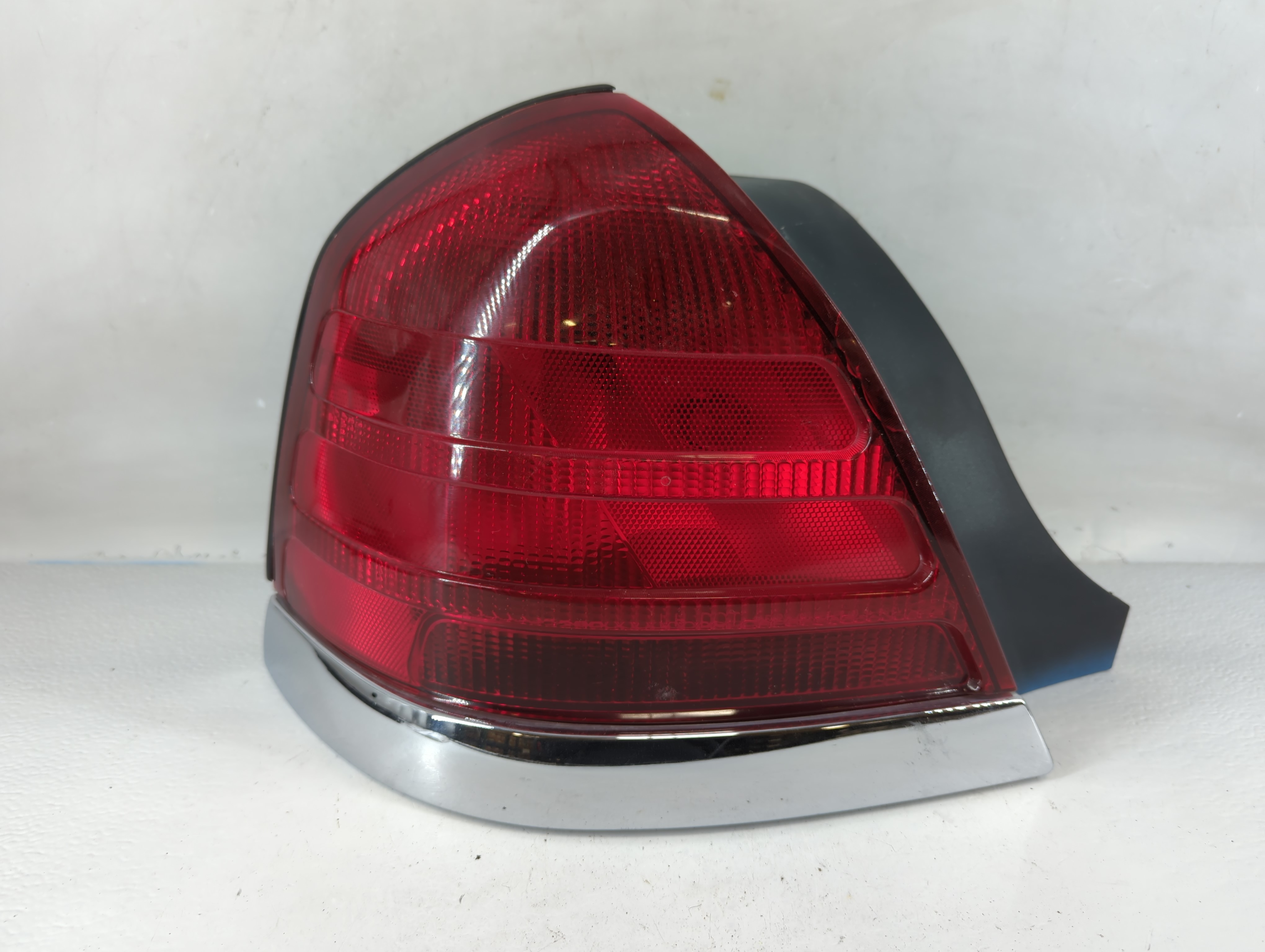 2000-2011 Ford Crown Victoria Driver Left Side Tail Light Taillight Oem 802088 - Oemusedautoparts1.com