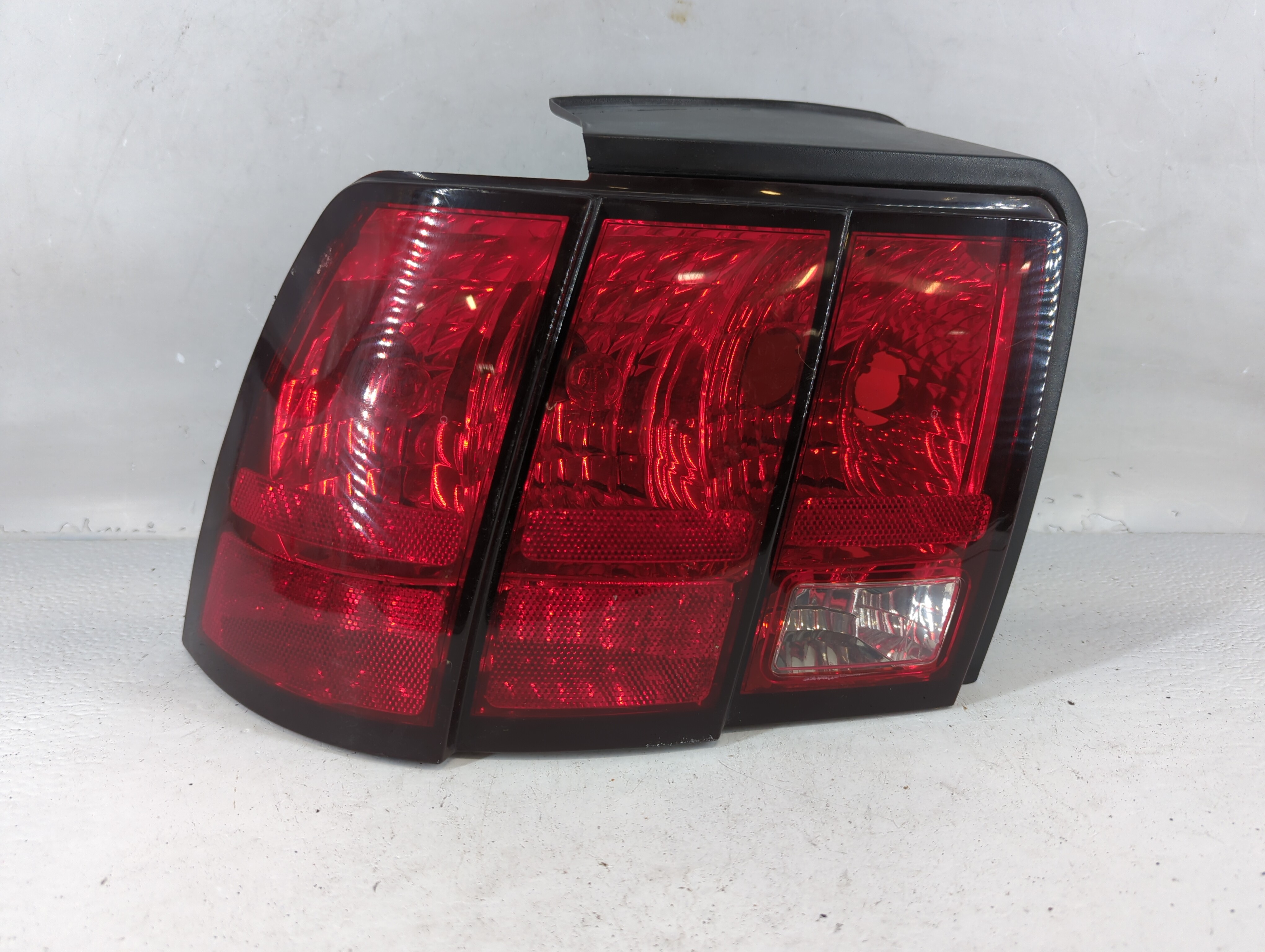 1999-2004 Ford Mustang Driver Left Side Tail Light Taillight Oem 802107 - Oemusedautoparts1.com