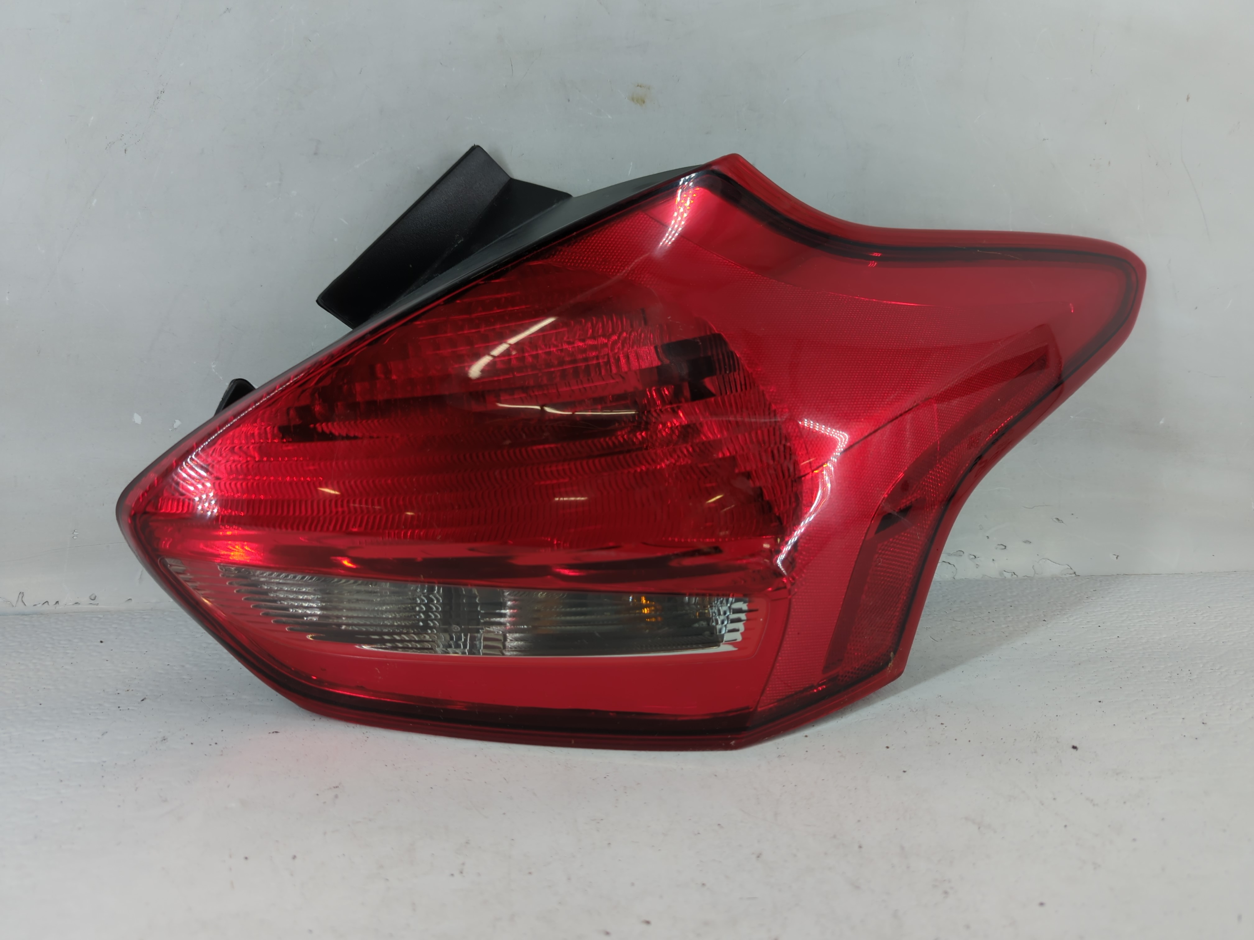 2015-2018 Ford Focus Passenger Right Side Tail Light Taillight Oem 802123 - Oemusedautoparts1.com