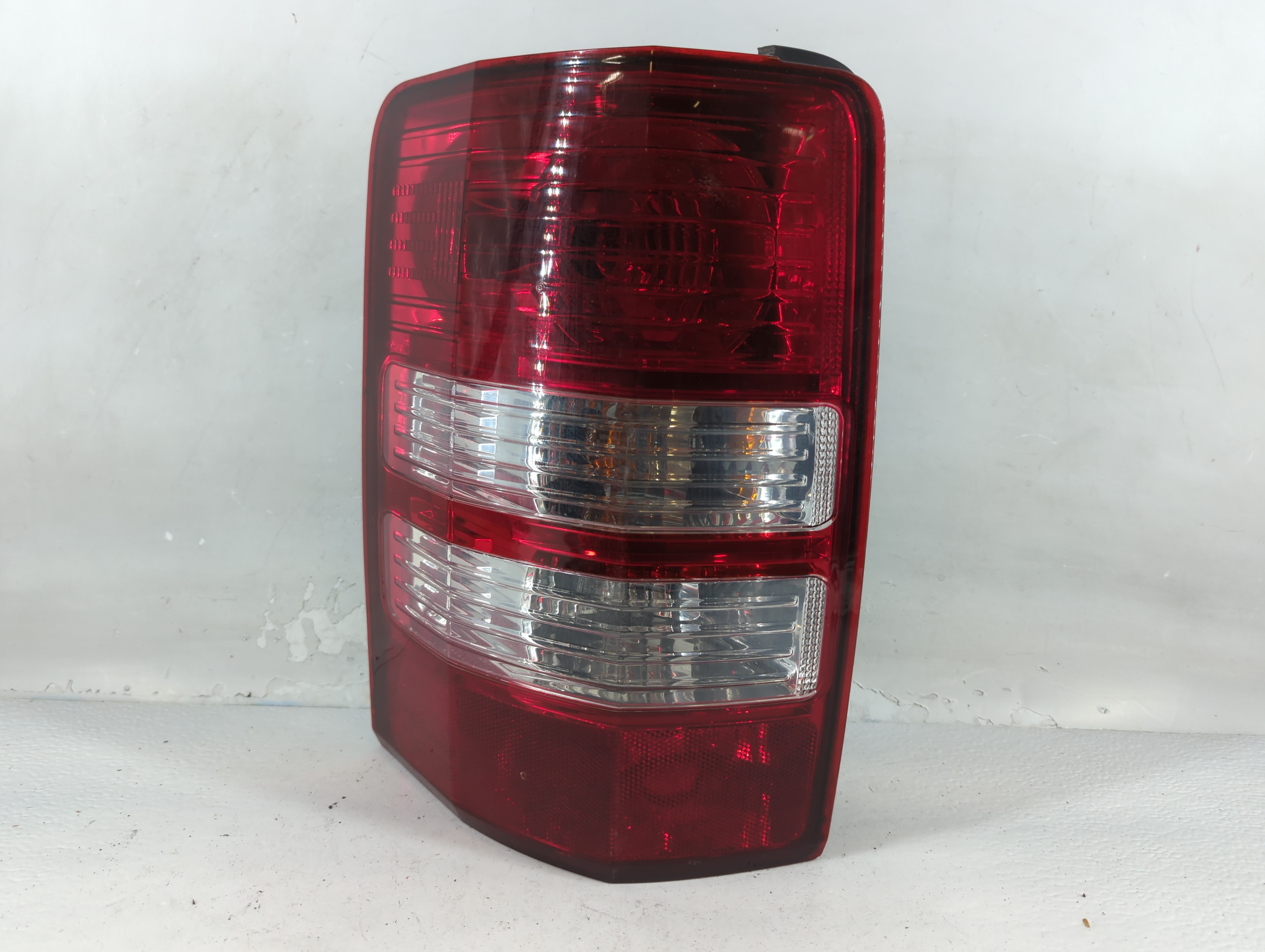 2008-2012 Jeep Liberty Driver Left Side Tail Light Taillight Oem 802196 - Oemusedautoparts1.com