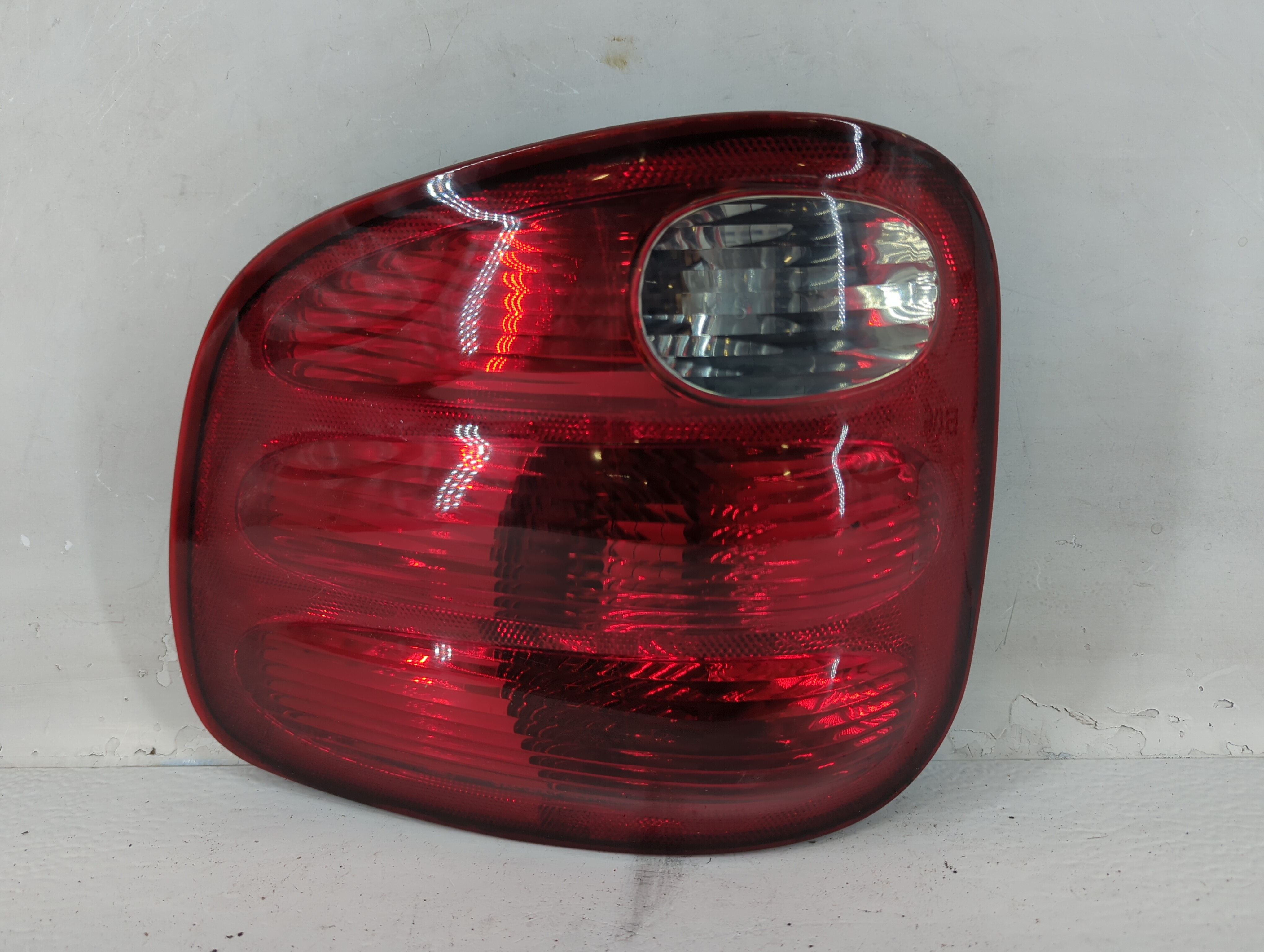 2000-2003 Ford F-150 Driver Left Side Tail Light Taillight Oem 802280 - Oemusedautoparts1.com