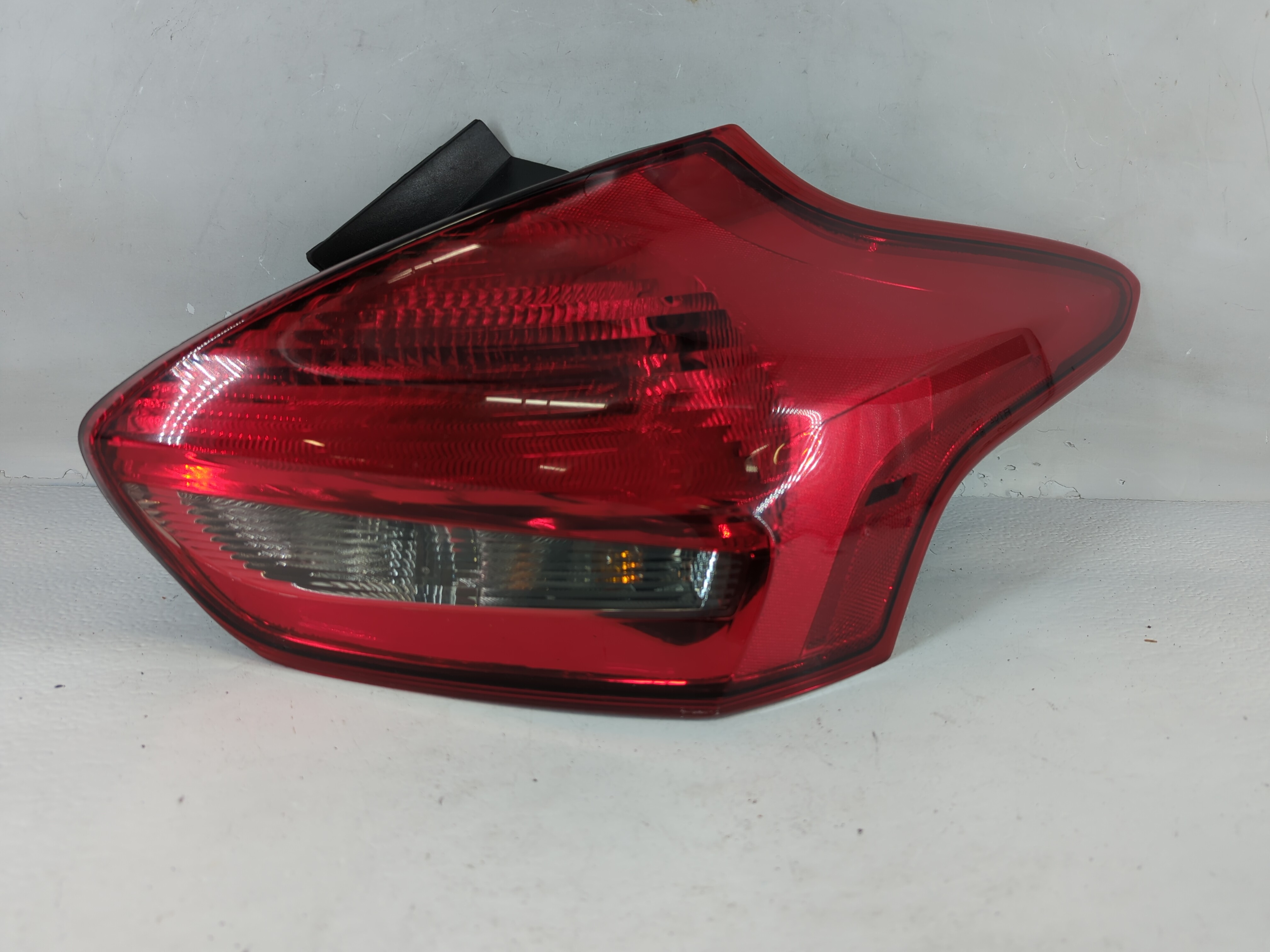 2015-2018 Ford Focus Passenger Right Side Tail Light Taillight Oem 802406 - Oemusedautoparts1.com