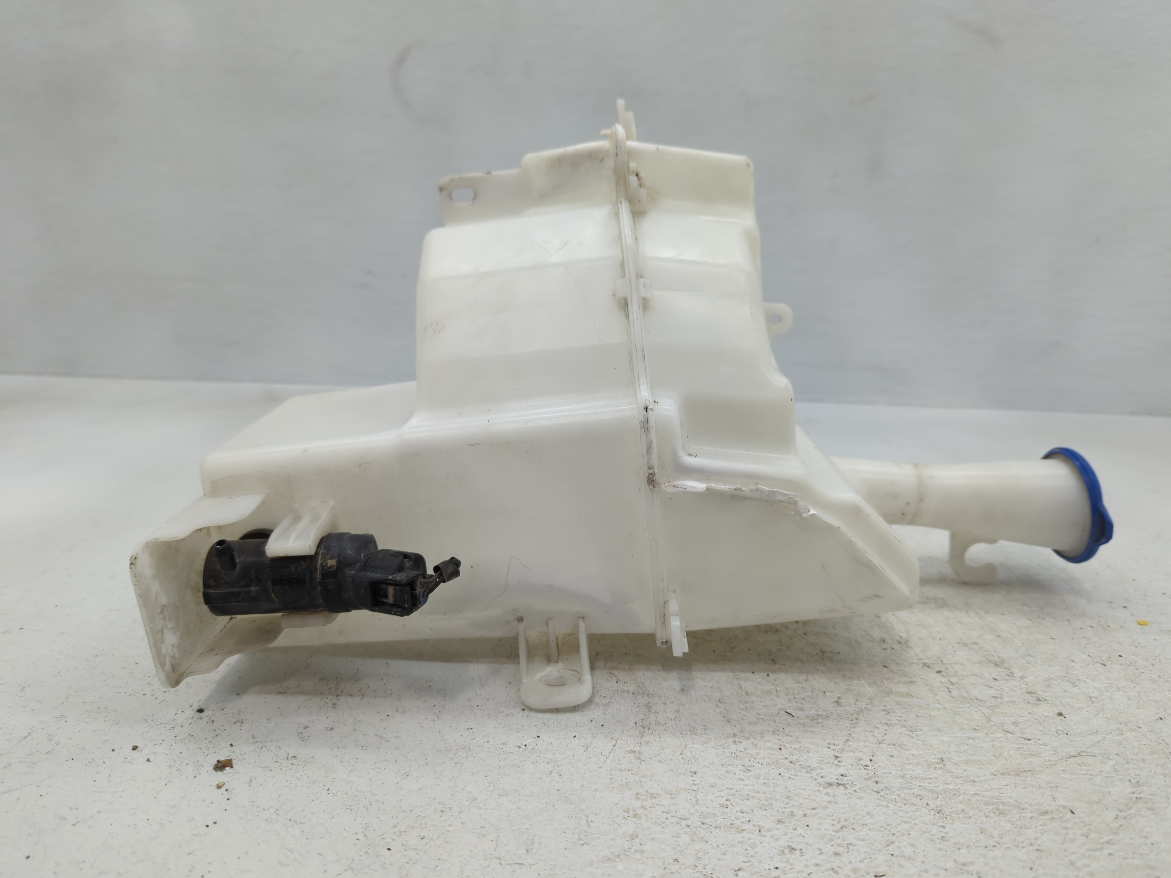 Picture of 2017 Hyundai Elantra Windshield Washer Fluid Reservoir Bottle Oem 802985