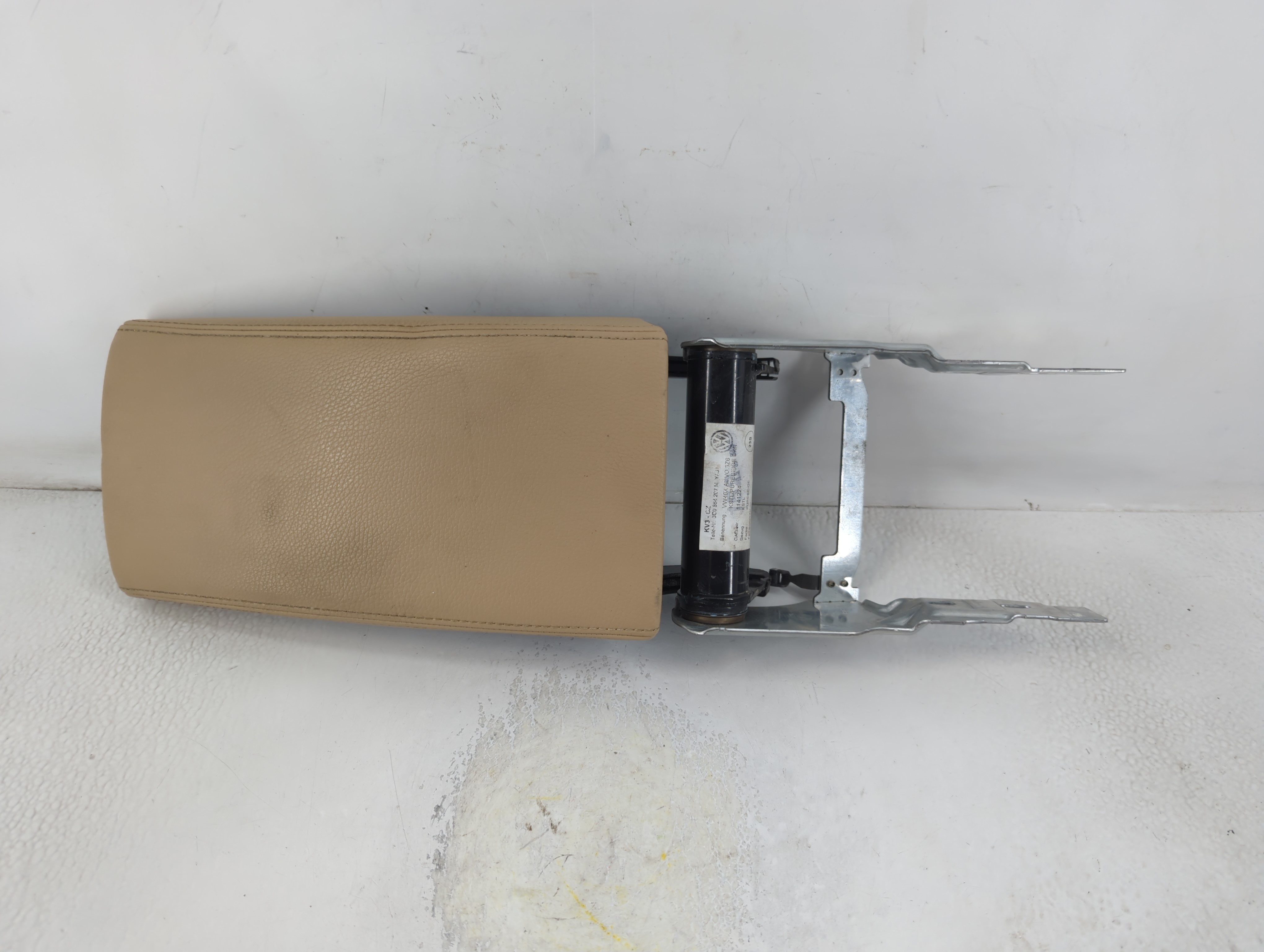 2009 Volkswagen Passat Center Console Armrest Cover Lid Tan 803022 - Oemusedautoparts1.com