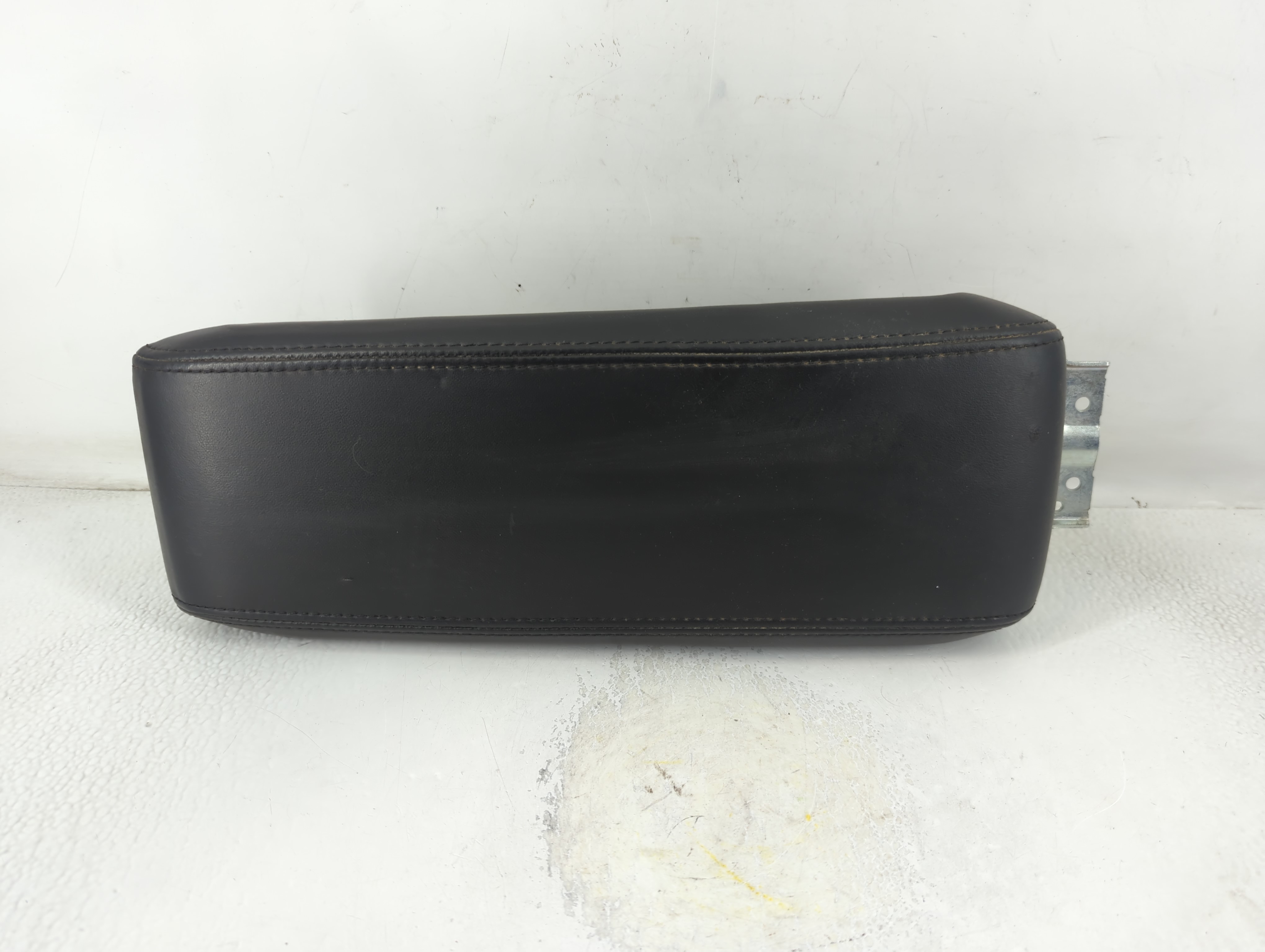 2016 Gmc Terrain Center Console Armrest Cover Lid Black 803057 - Oemusedautoparts1.com