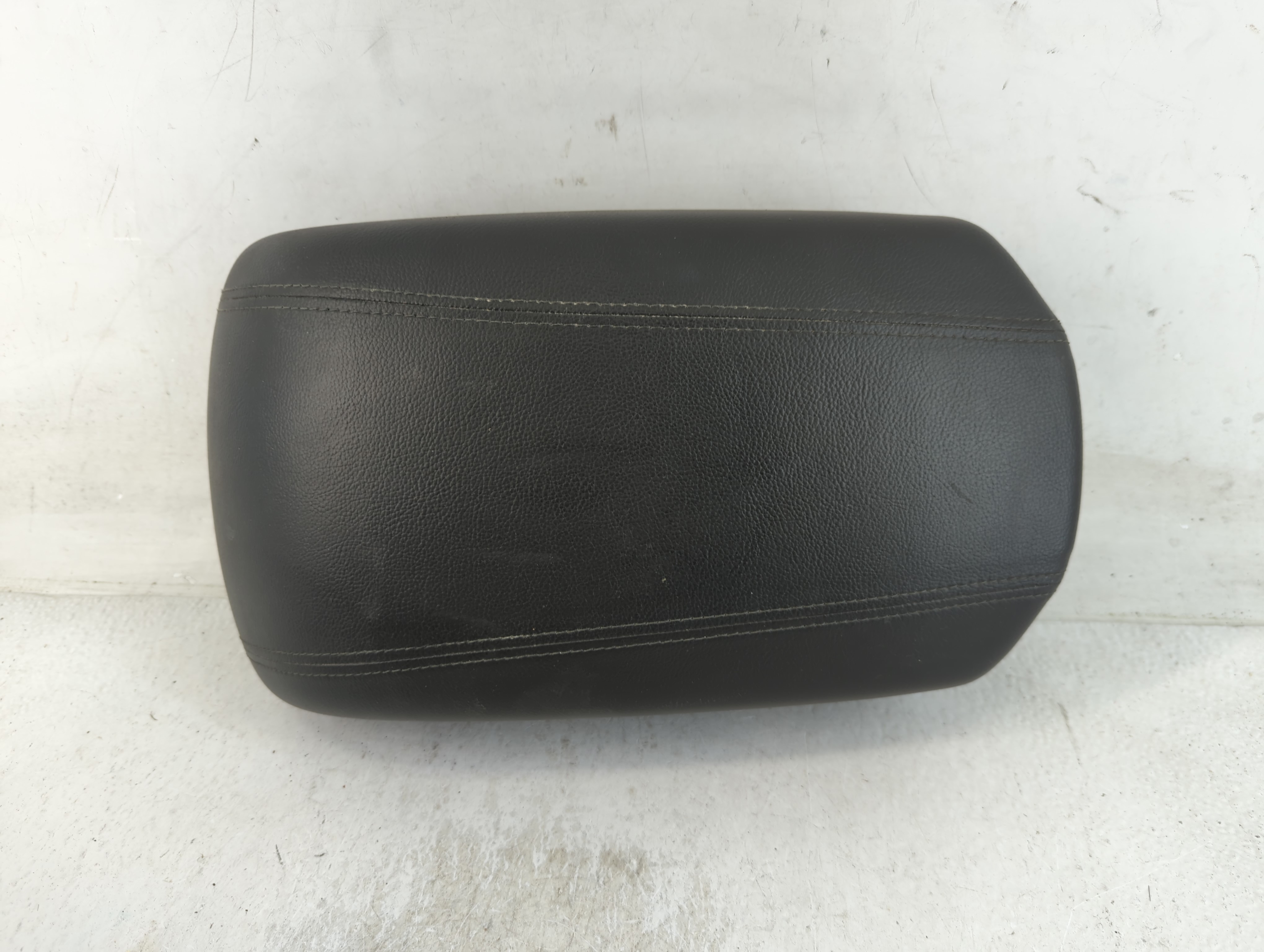 2018 Hyundai Santa Fe Center Console Armrest Cover Lid Black 803180 - Oemusedautoparts1.com