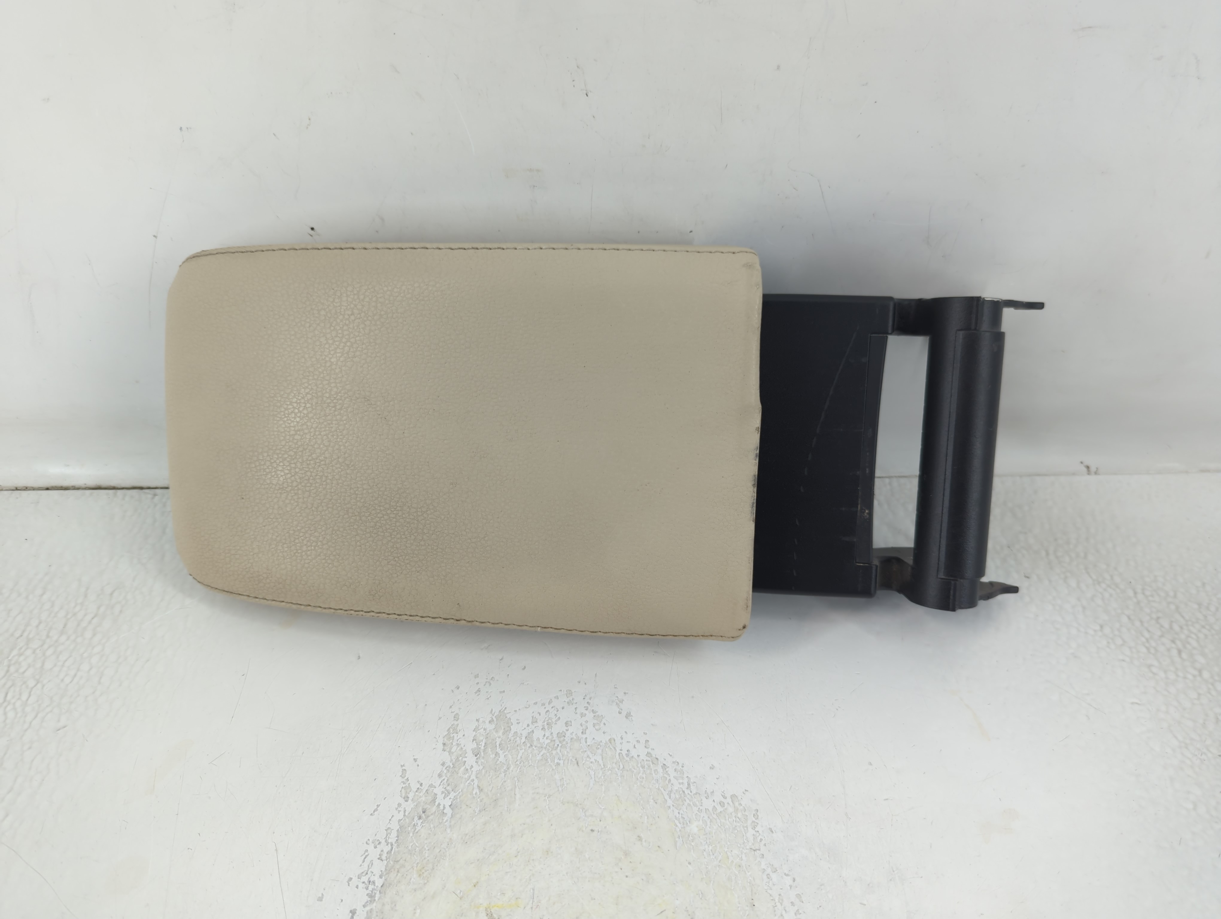 2010 Volkswagen Jetta Center Console Armrest Cover Lid Beige 803208 - Oemusedautoparts1.com