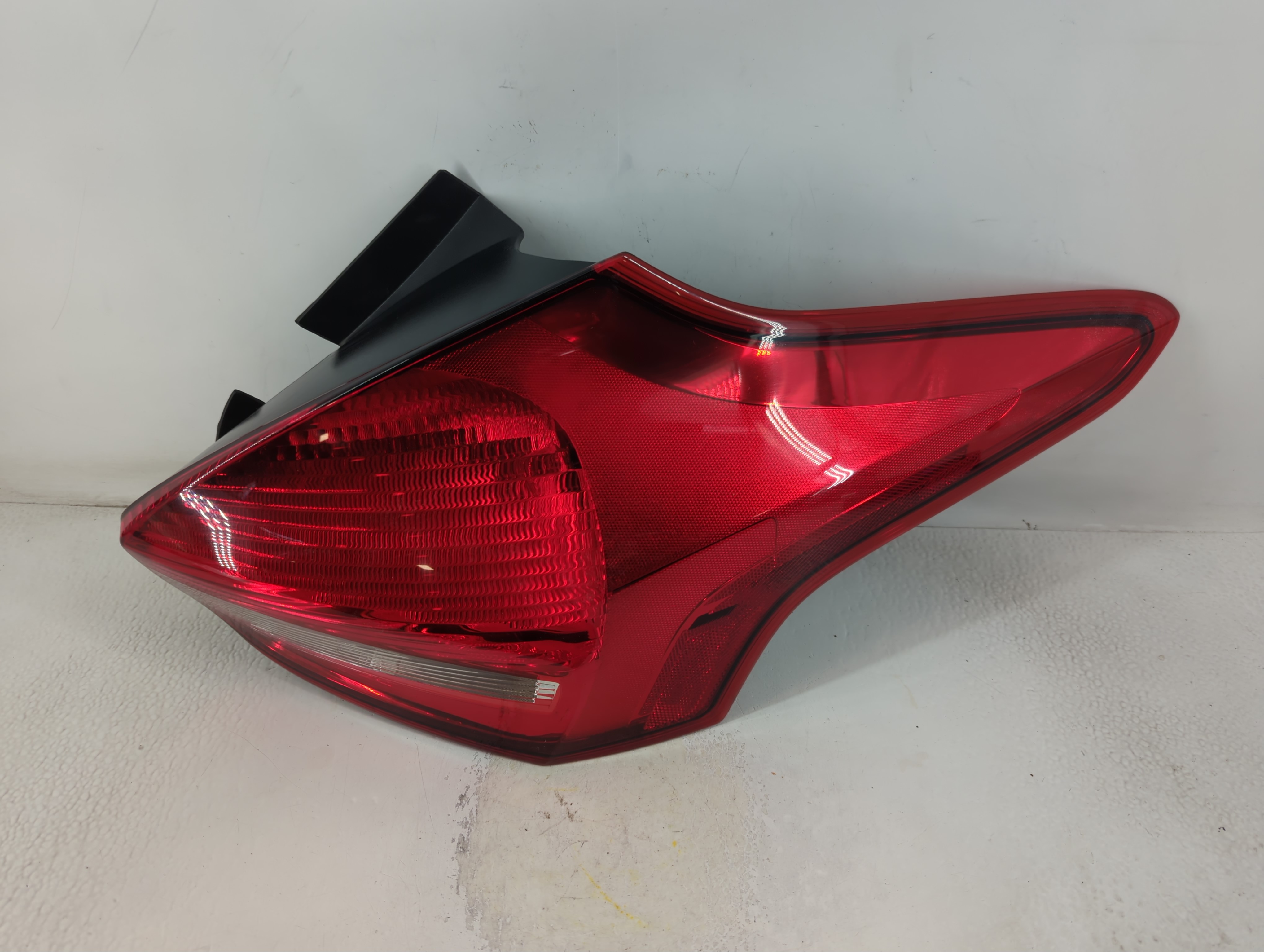 2015-2018 Ford Focus Passenger Right Side Tail Light Taillight Oem 803325 - Oemusedautoparts1.com