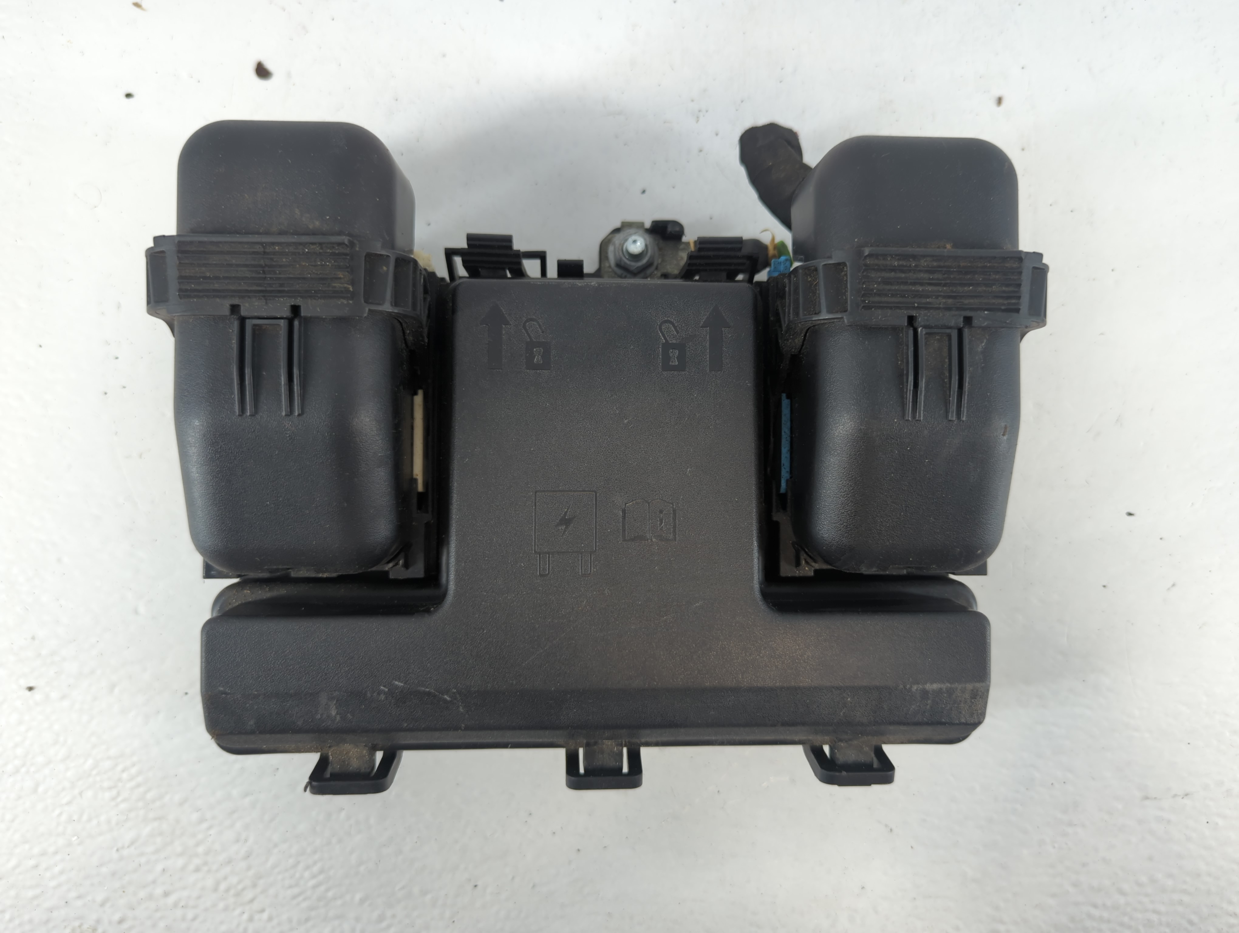 2017-2020 Ford Fusion Fusebox Fuse Box Relay Module Hg9t14d068ac 803352 - Oemusedautoparts1.com