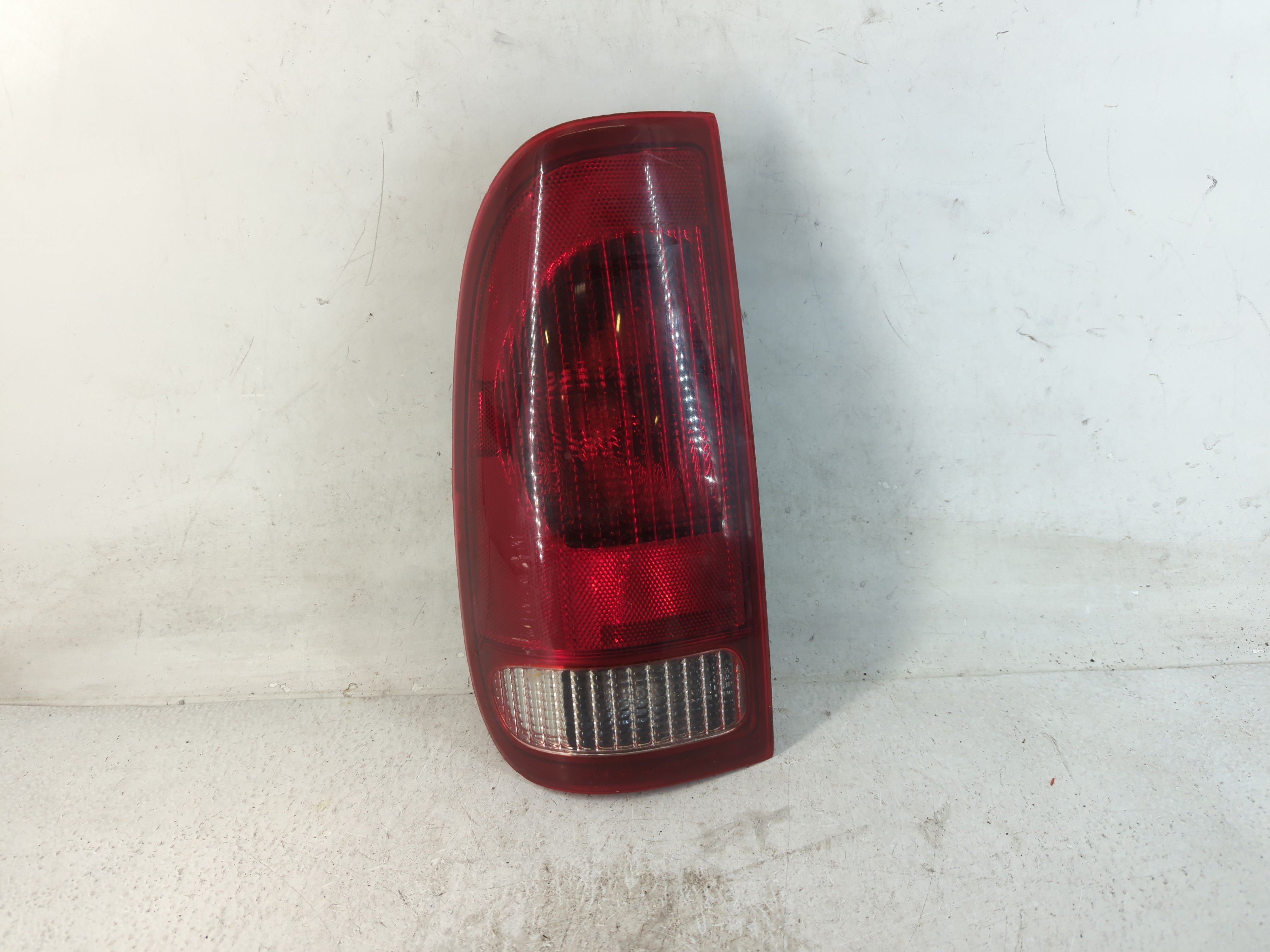 1997-2003 Ford F-150 Driver Left Side Tail Light Taillight Oem 804612 - Oemusedautoparts1.com