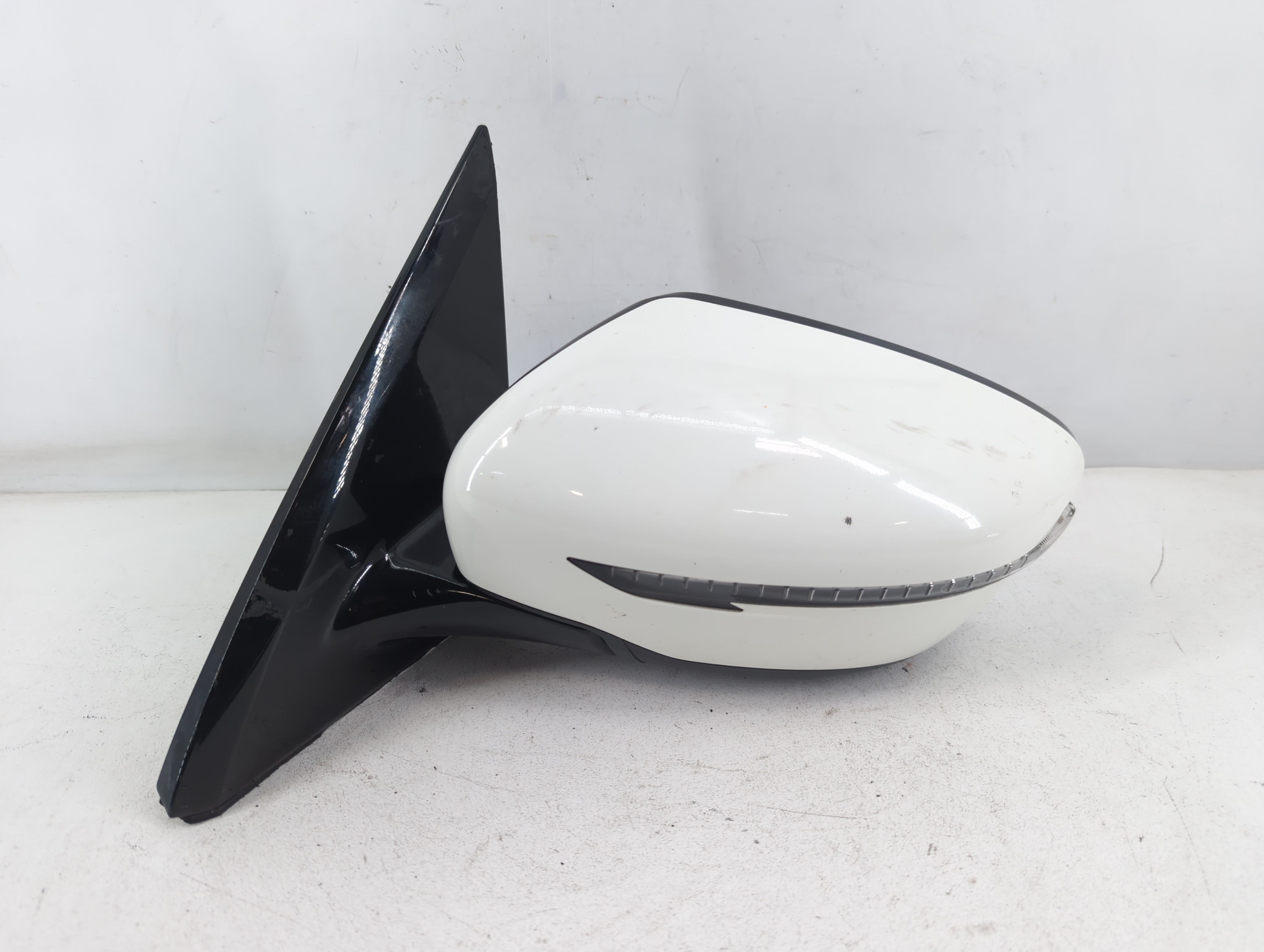 2018-2020 Nissan Pathfinder Driver Left Side View Power Door Mirror White 805032 - Oemusedautoparts1.com