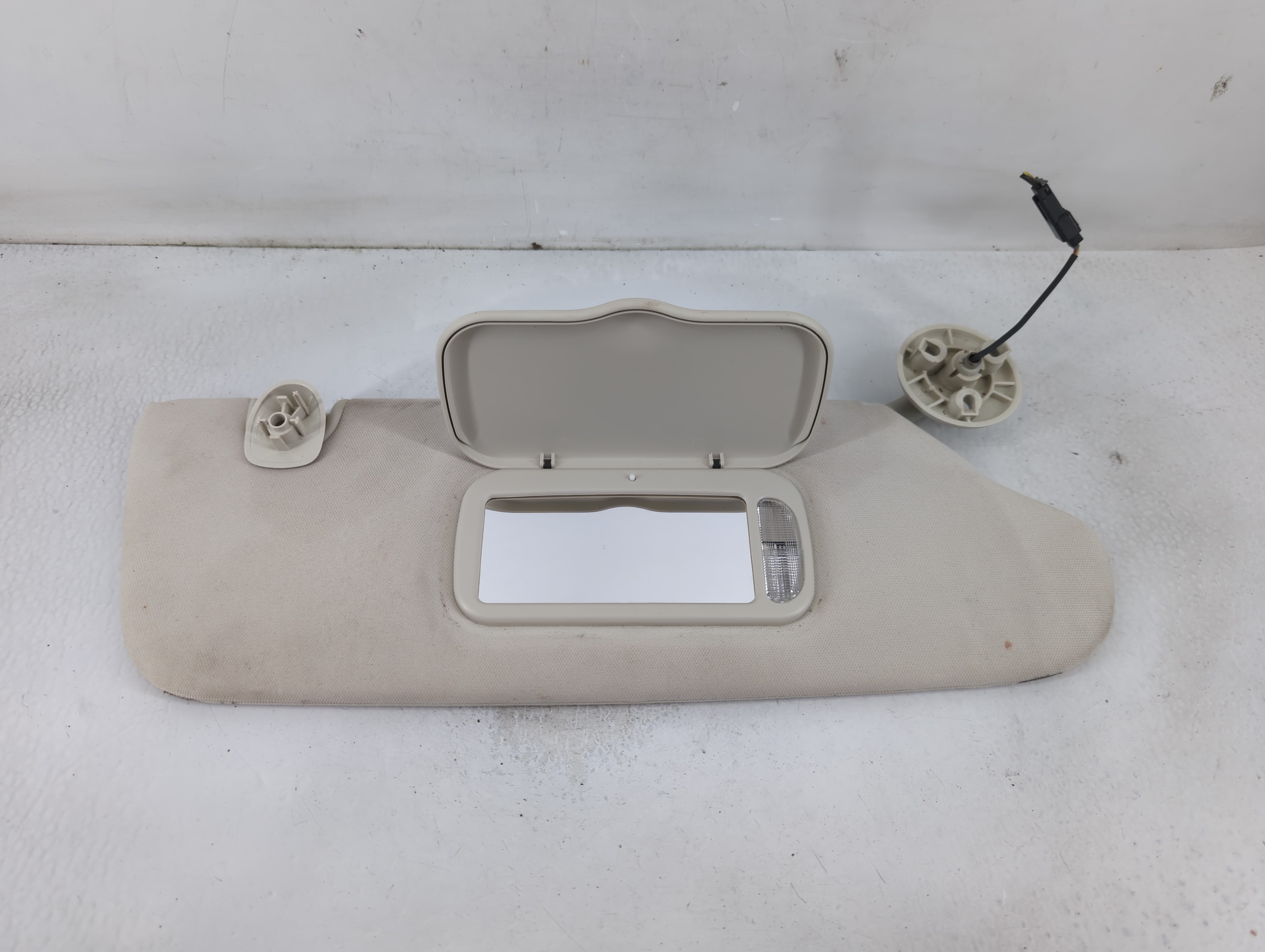Picture of 2008 Chrysler Town & Country Passenger Sun Visor Mirror Right Sunvisor 807684