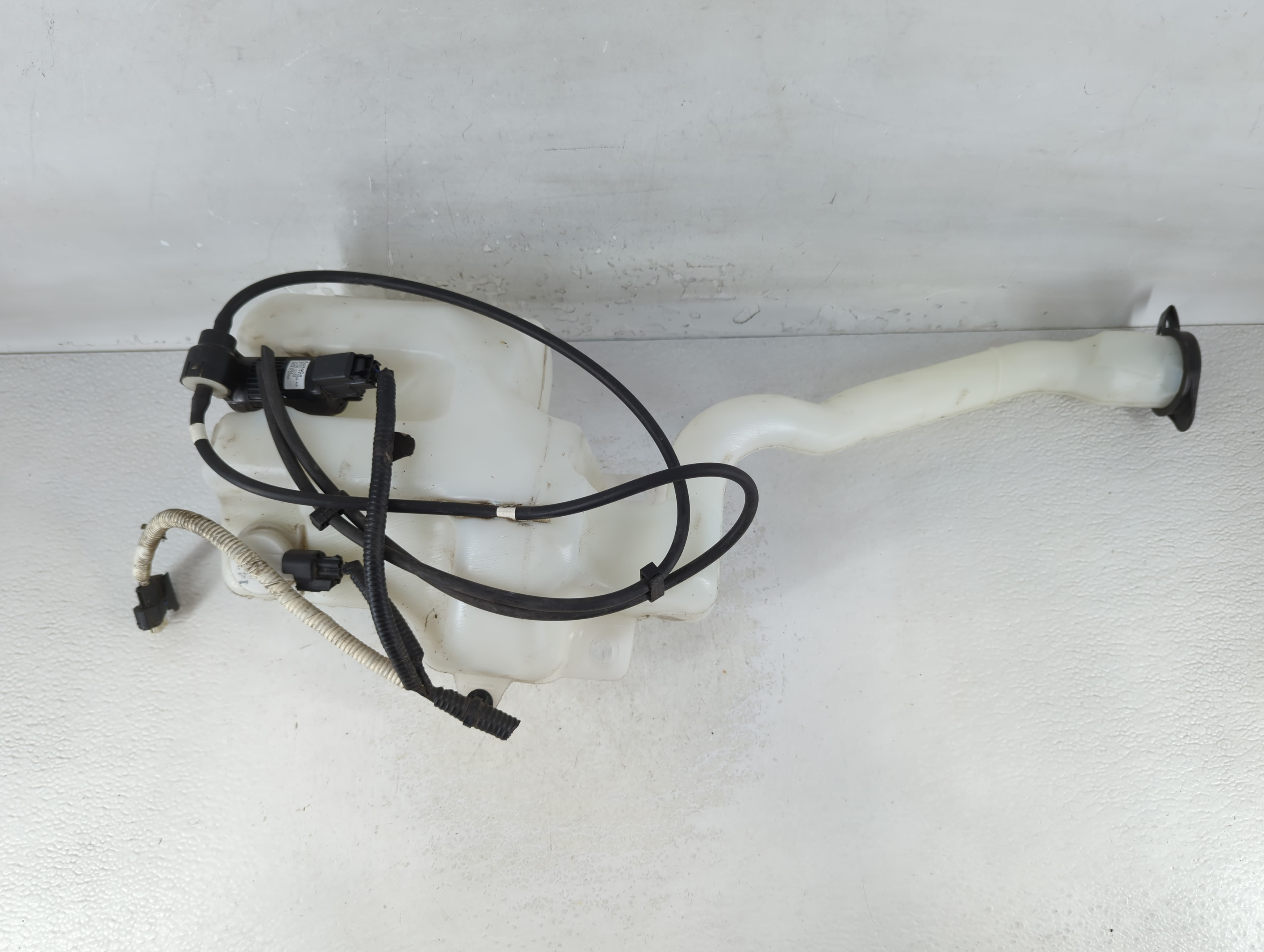 2011-2015 Ford Explorer Windshield Washer Fluid Reservoir Bottle Oem 811345 - Oemusedautoparts1.com