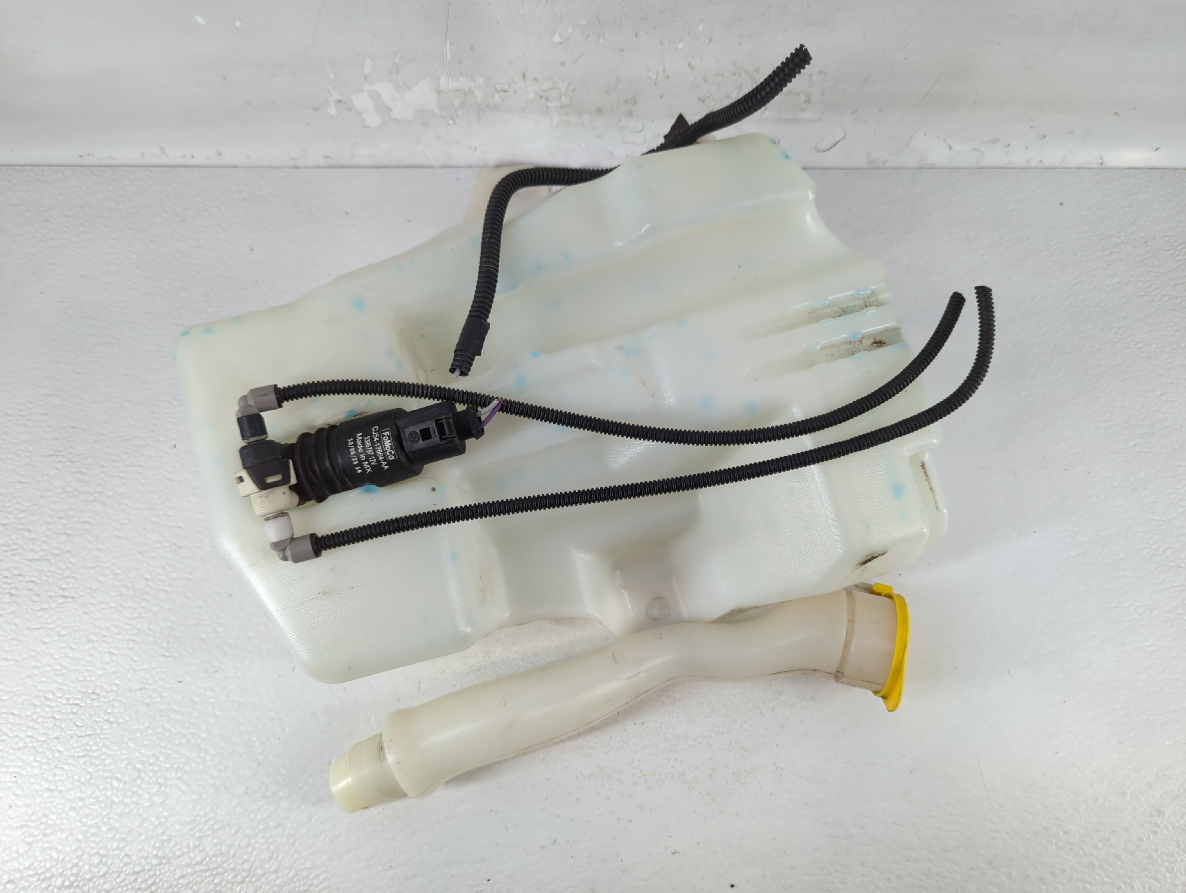 2013-2014 Ford Escape Windshield Washer Fluid Reservoir Bottle Oem 811388 - Oemusedautoparts1.com