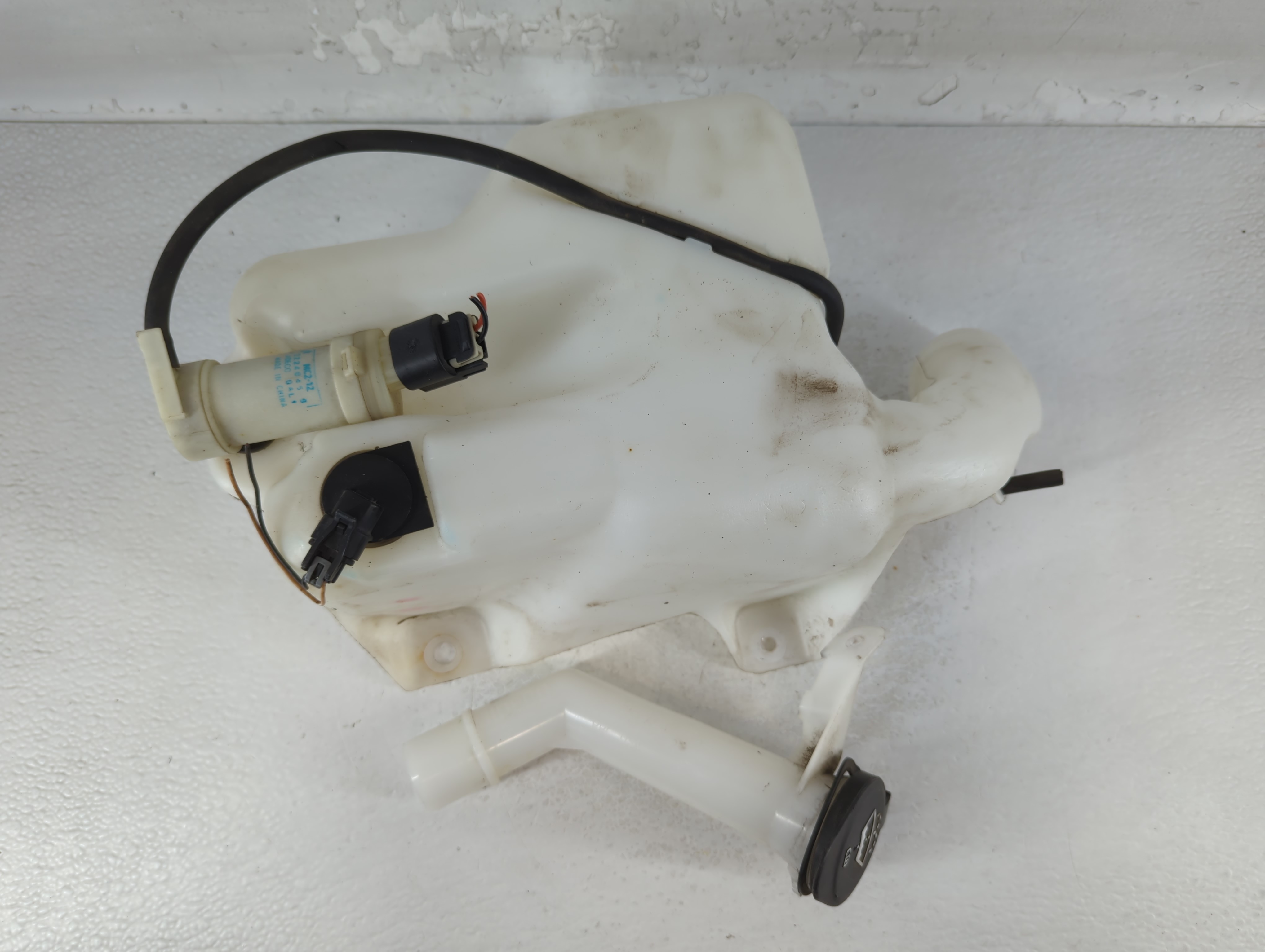 2008-2012 Chevrolet Malibu Windshield Washer Fluid Reservoir Bottle Oem 811389 - Oemusedautoparts1.com