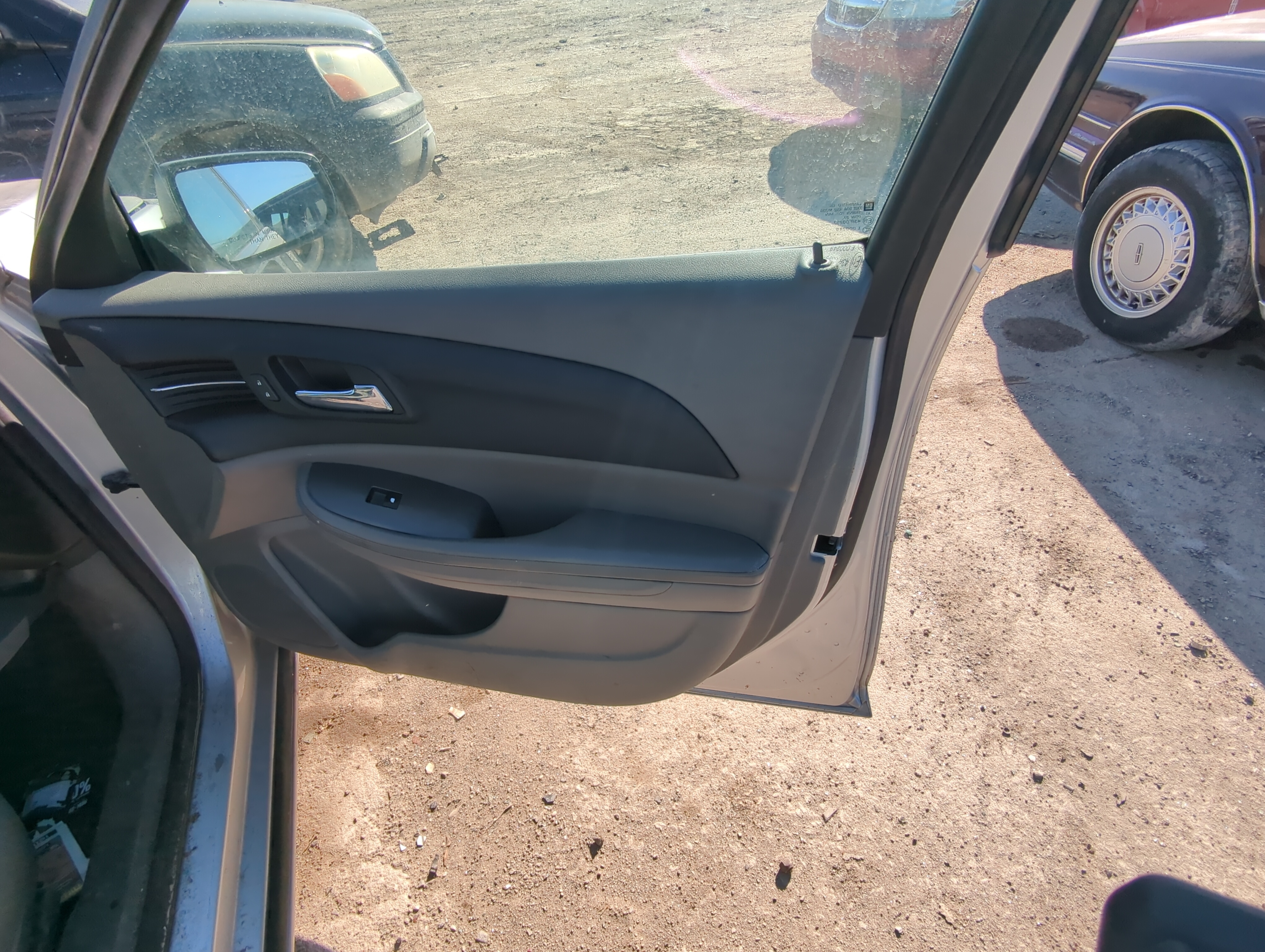 2013 Chevrolet Malibu Front Right Passenger Interior Door Panel Trim 811713 - Oemusedautoparts1.com