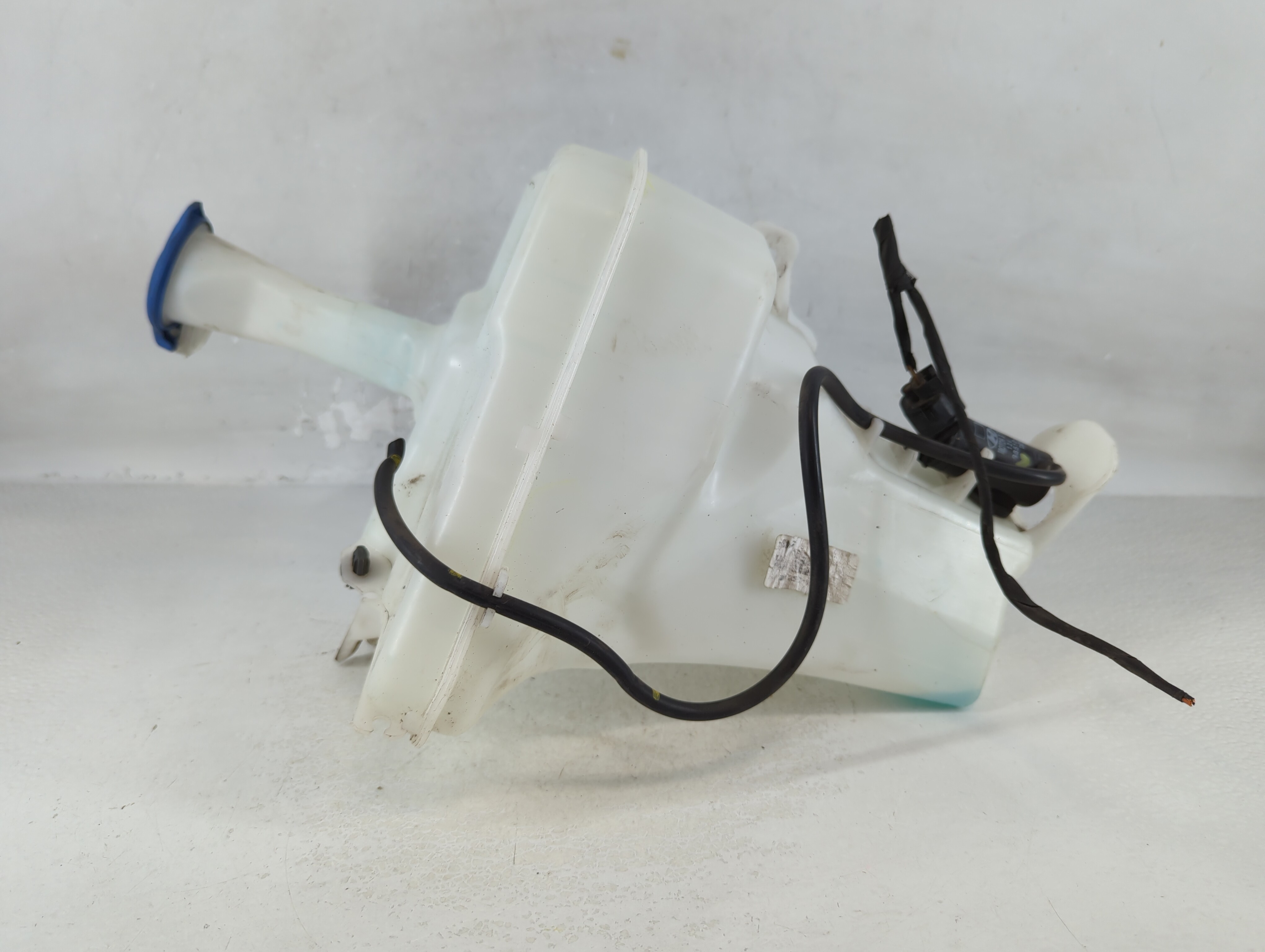 2014-2016 Hyundai Elantra Windshield Washer Fluid Reservoir Bottle Oem 811794 - Oemusedautoparts1.com