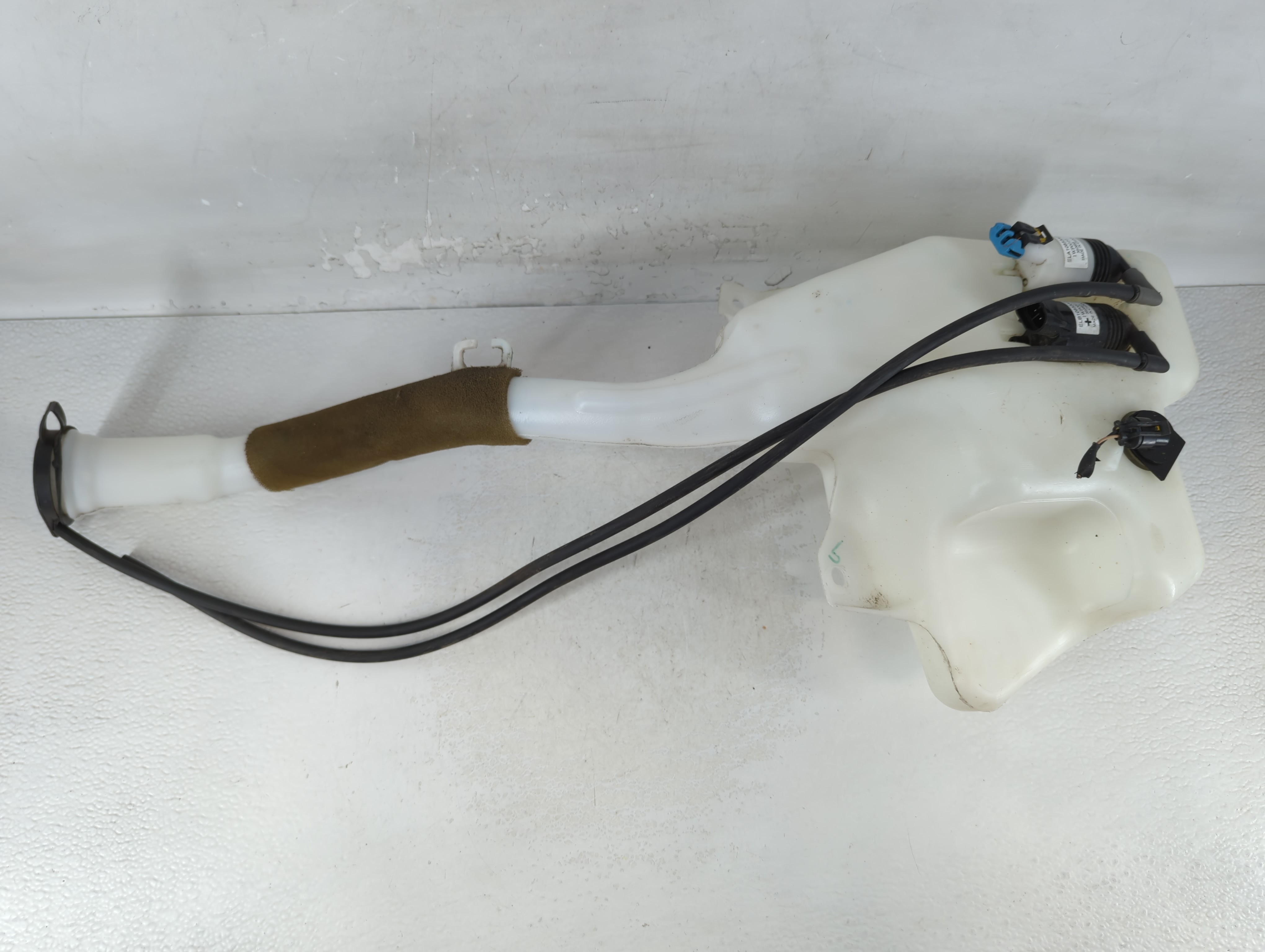 Chevrolet Traverse Windshield Washer Fluid Reservoir Bottle Oem 811804 - Oemusedautoparts1.com