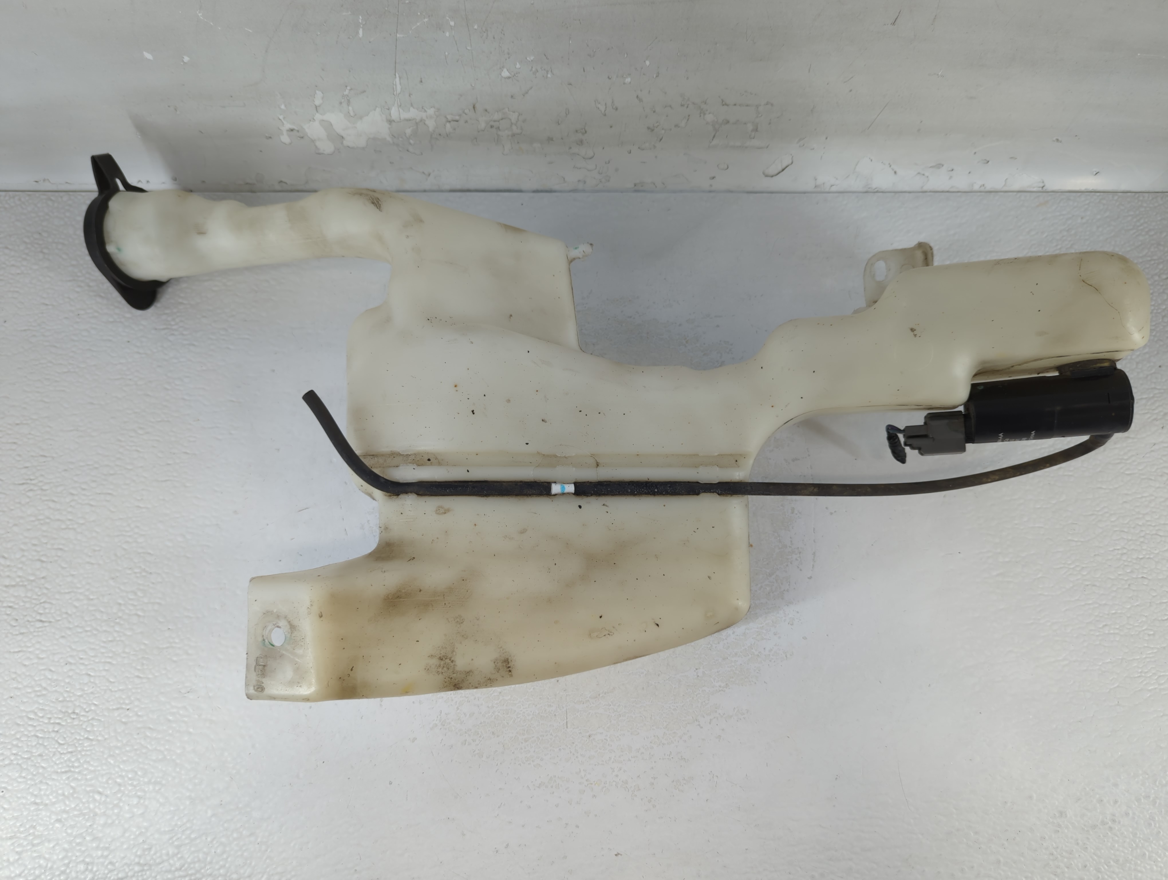 2011-2019 Ford Fiesta Windshield Washer Fluid Reservoir Bottle Oem 812132 - Oemusedautoparts1.com