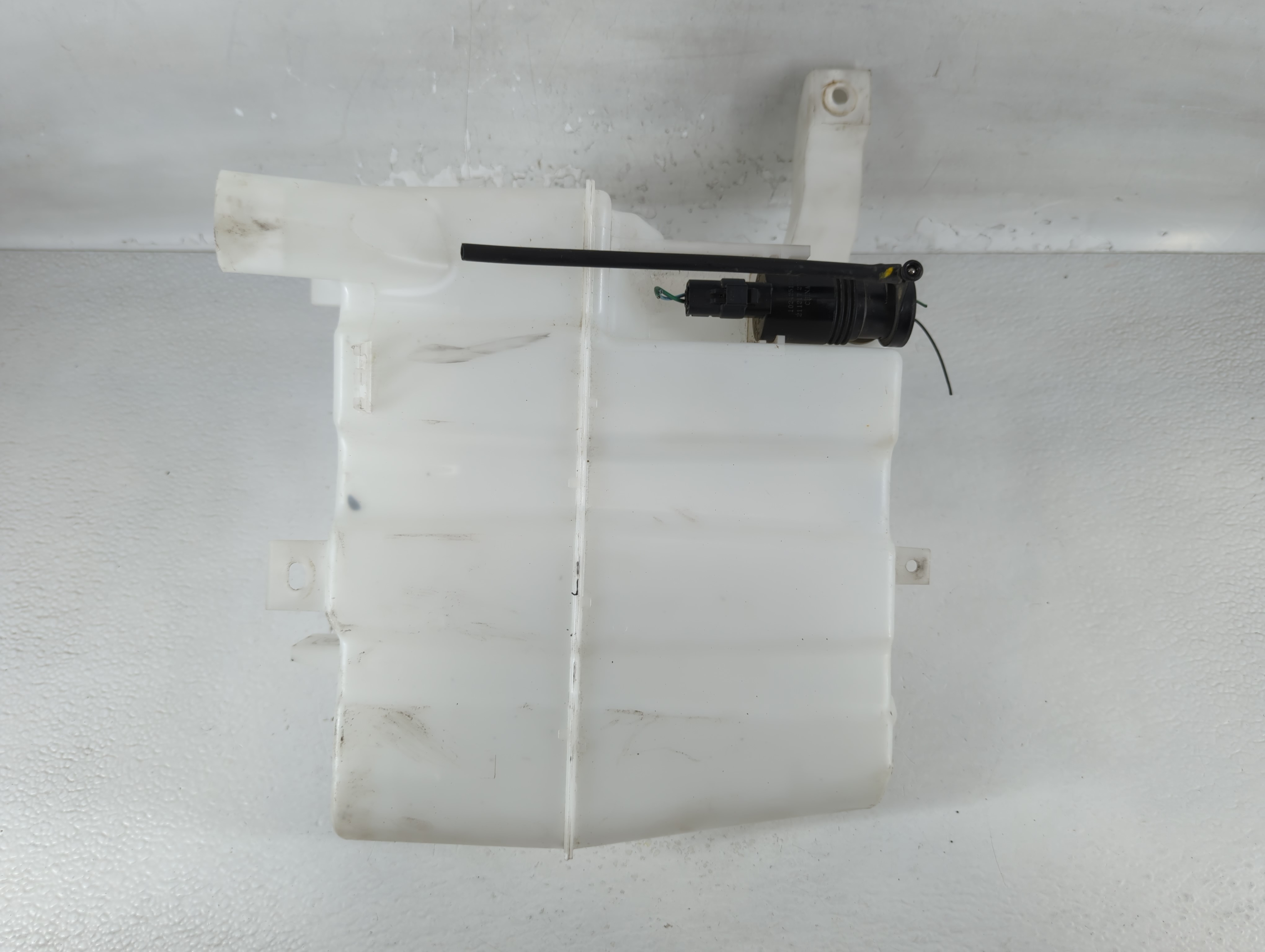 Picture of 2014-2015 Infiniti Q60 Windshield Washer Fluid Reservoir Bottle Oem 812133