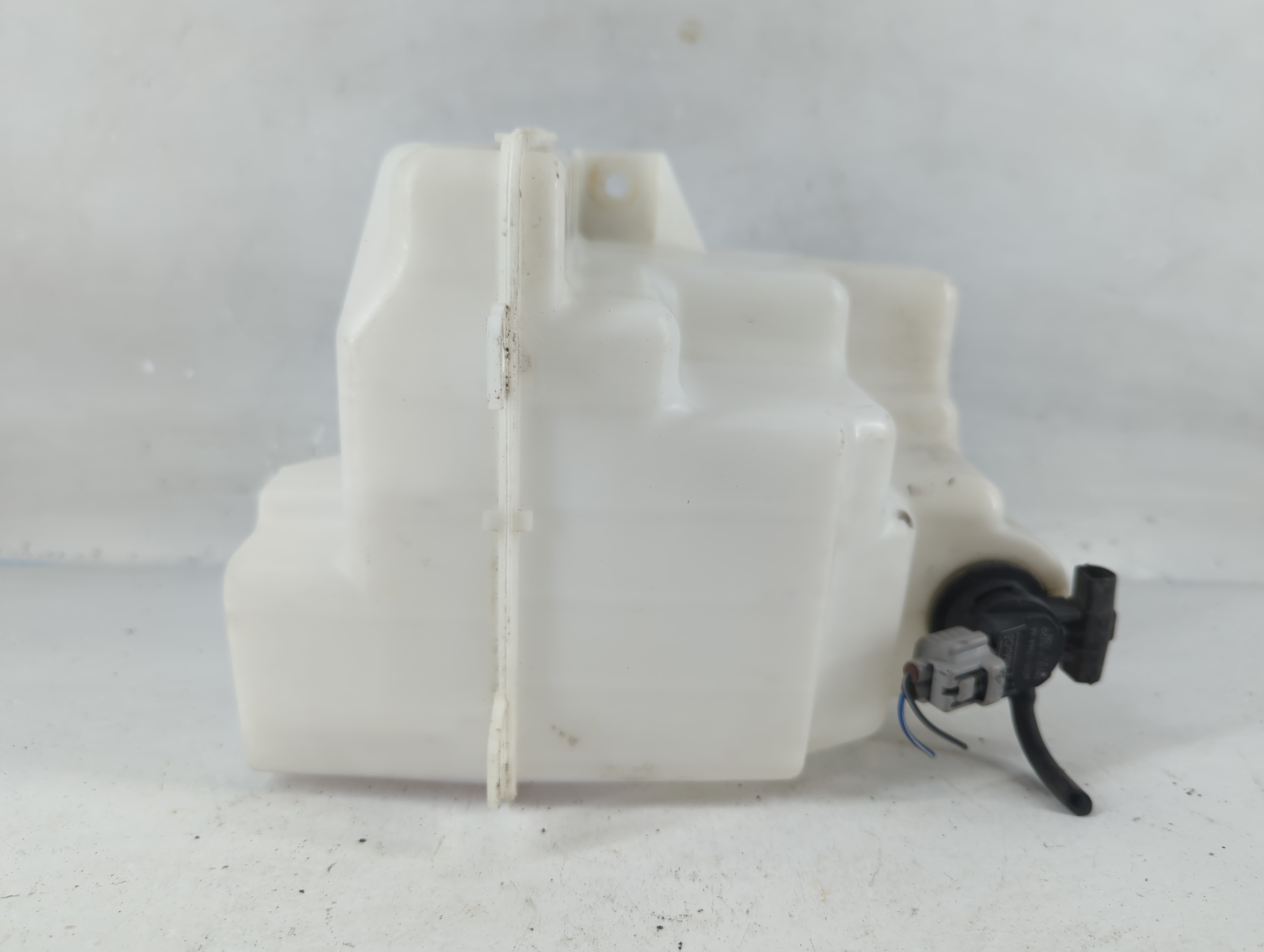 2006-2012 Ford Fusion Windshield Washer Fluid Reservoir Bottle Oem 812135 - Oemusedautoparts1.com
