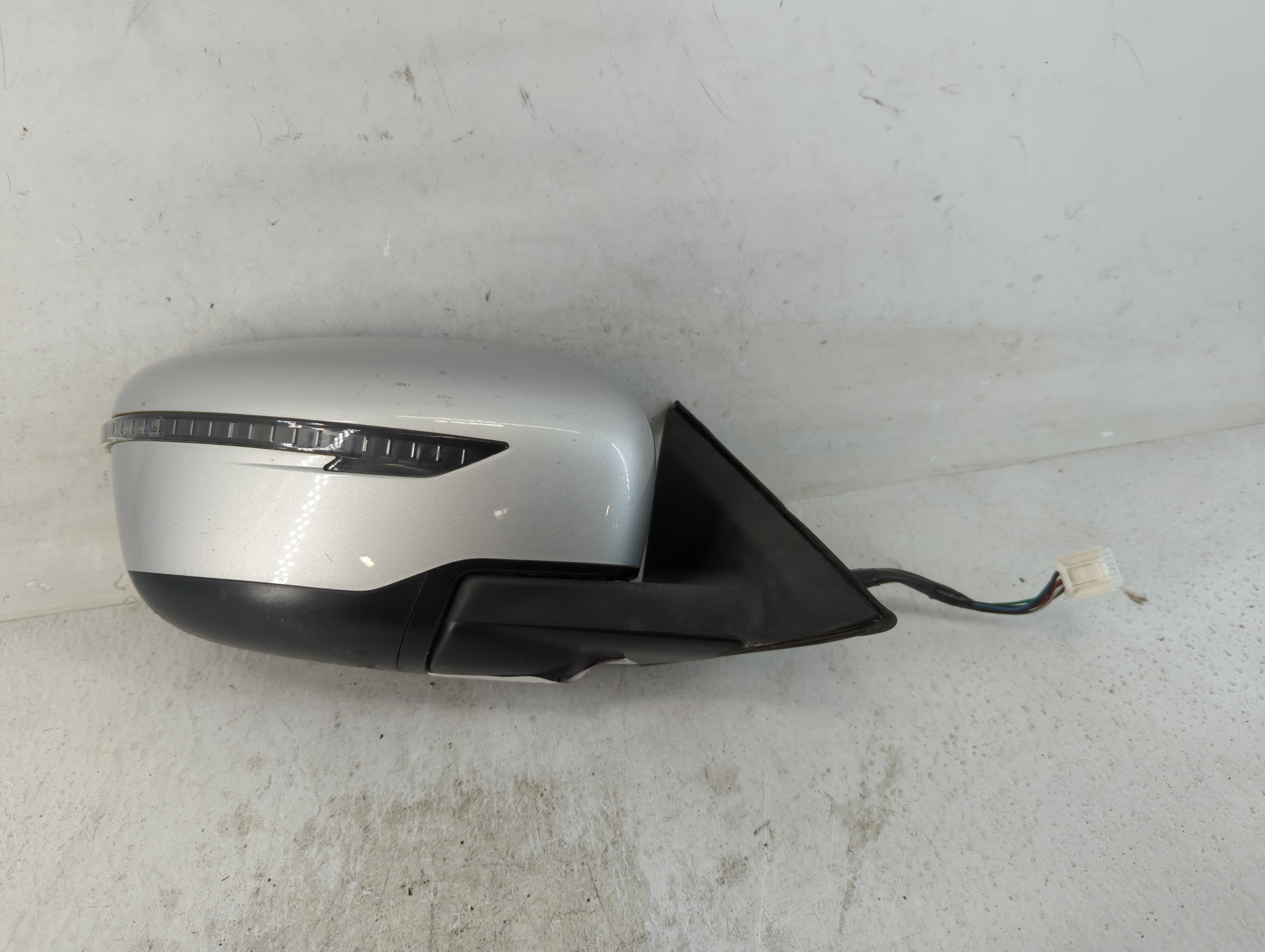 2017-2020 Nissan Rogue Passenger Right Side View Power Door Mirror Silver 812290 - Oemusedautoparts1.com
