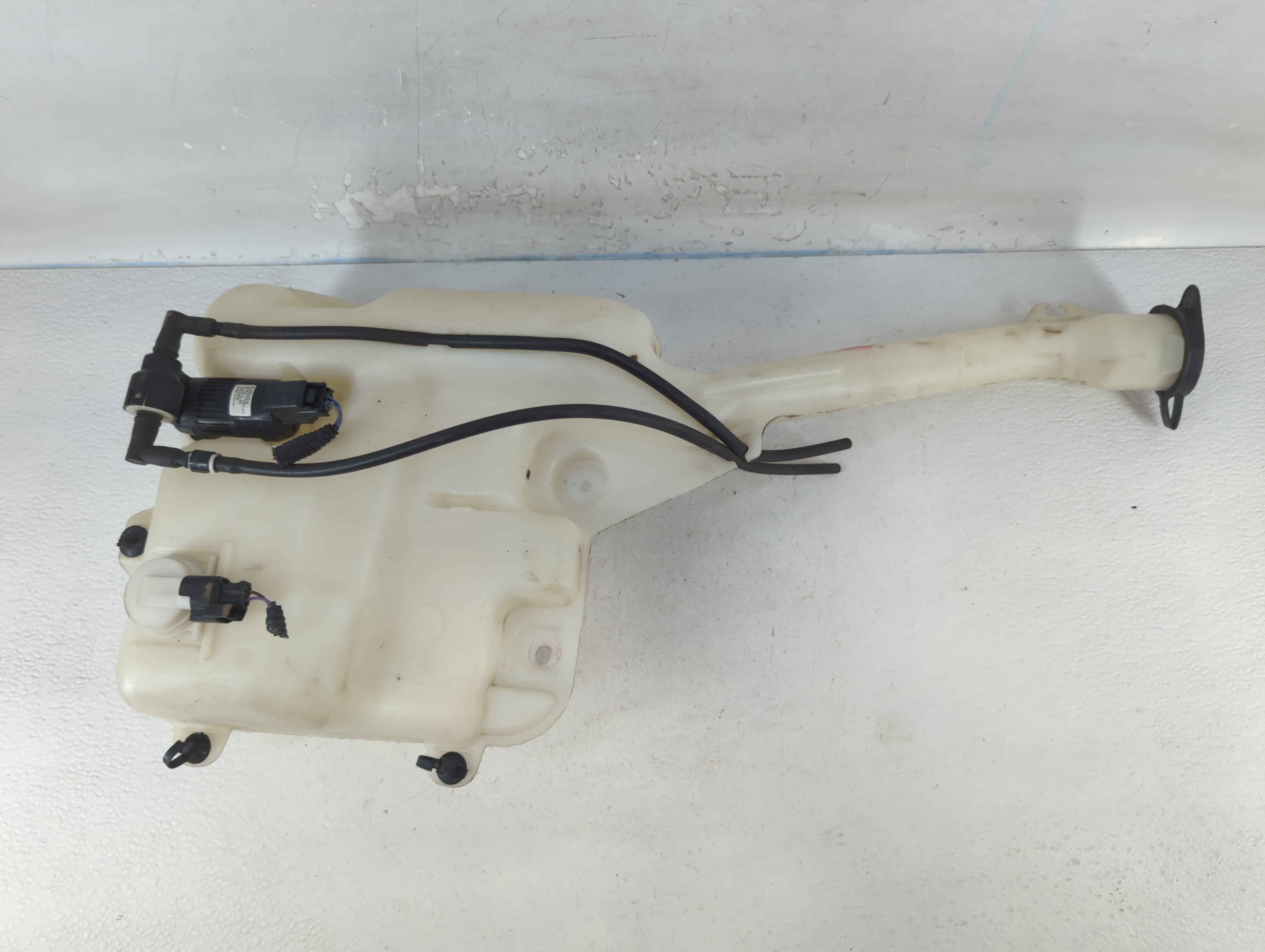 2016-2019 Ford Explorer Windshield Washer Fluid Reservoir Bottle Oem 813927 - Oemusedautoparts1.com