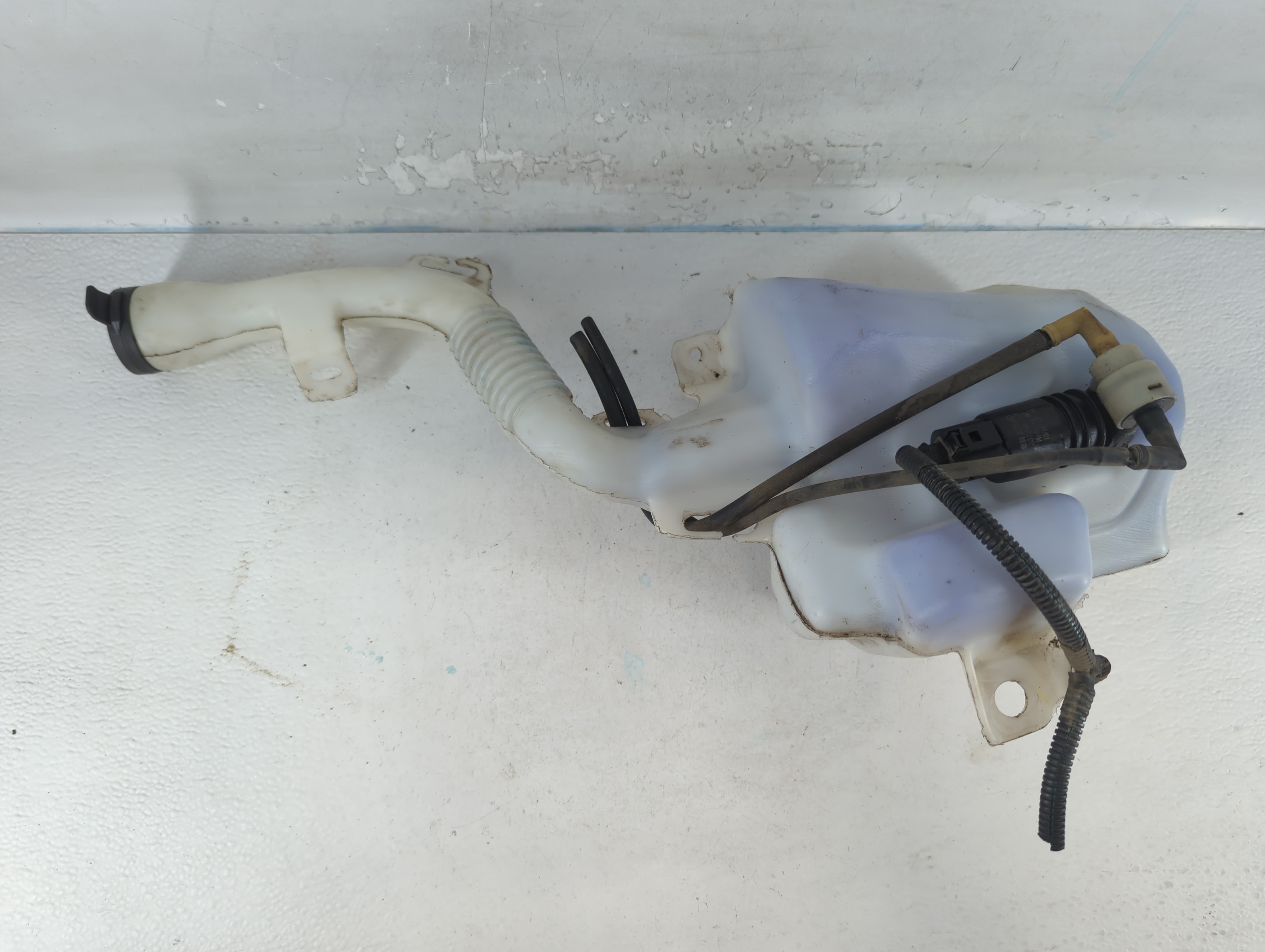 Picture of 2010-2017 Chevrolet Equinox Windshield Washer Fluid Reservoir Bottle Oem 813929