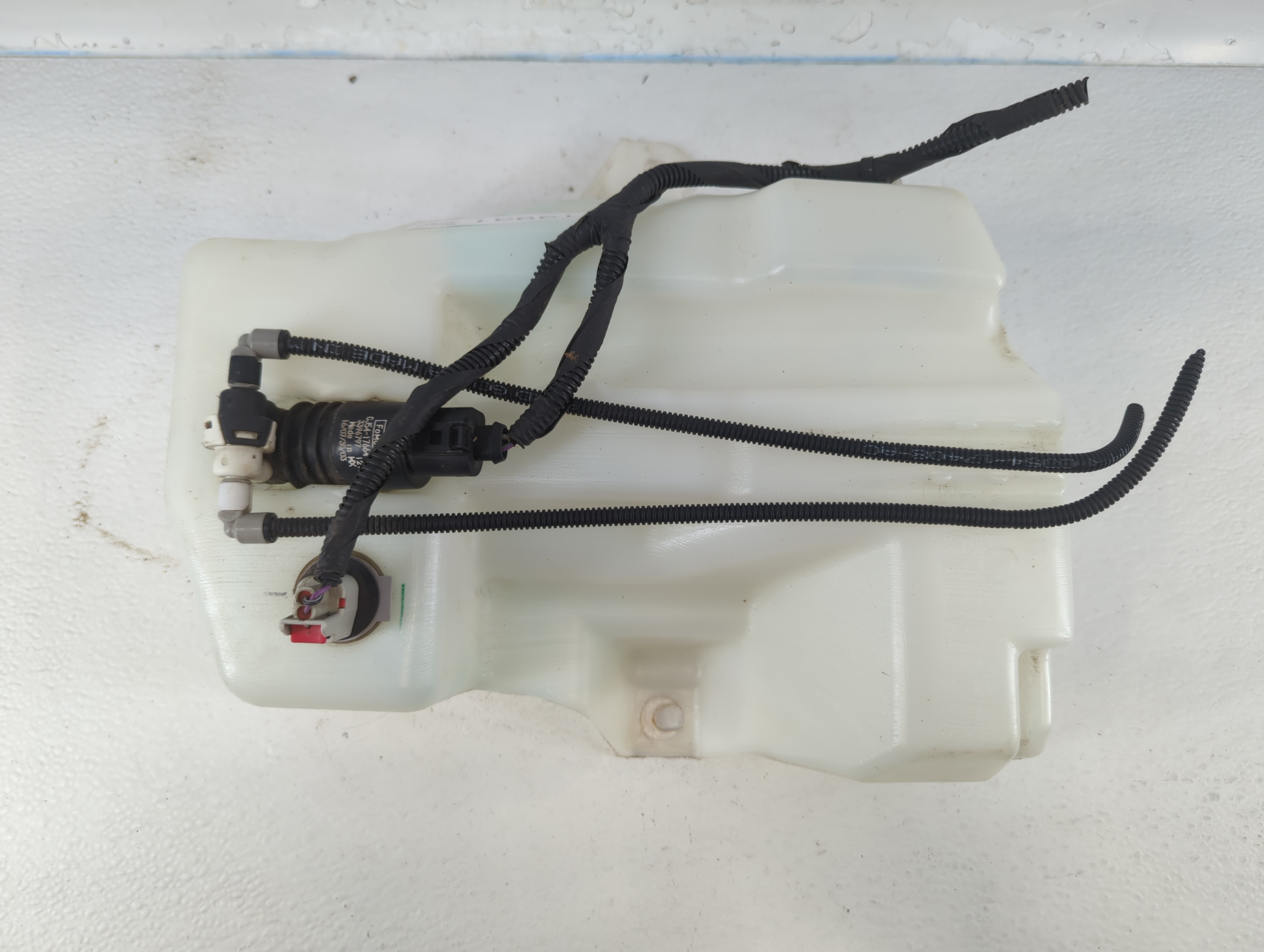 2015-2019 Ford Escape Windshield Washer Fluid Reservoir Bottle Oem 813931 - Oemusedautoparts1.com