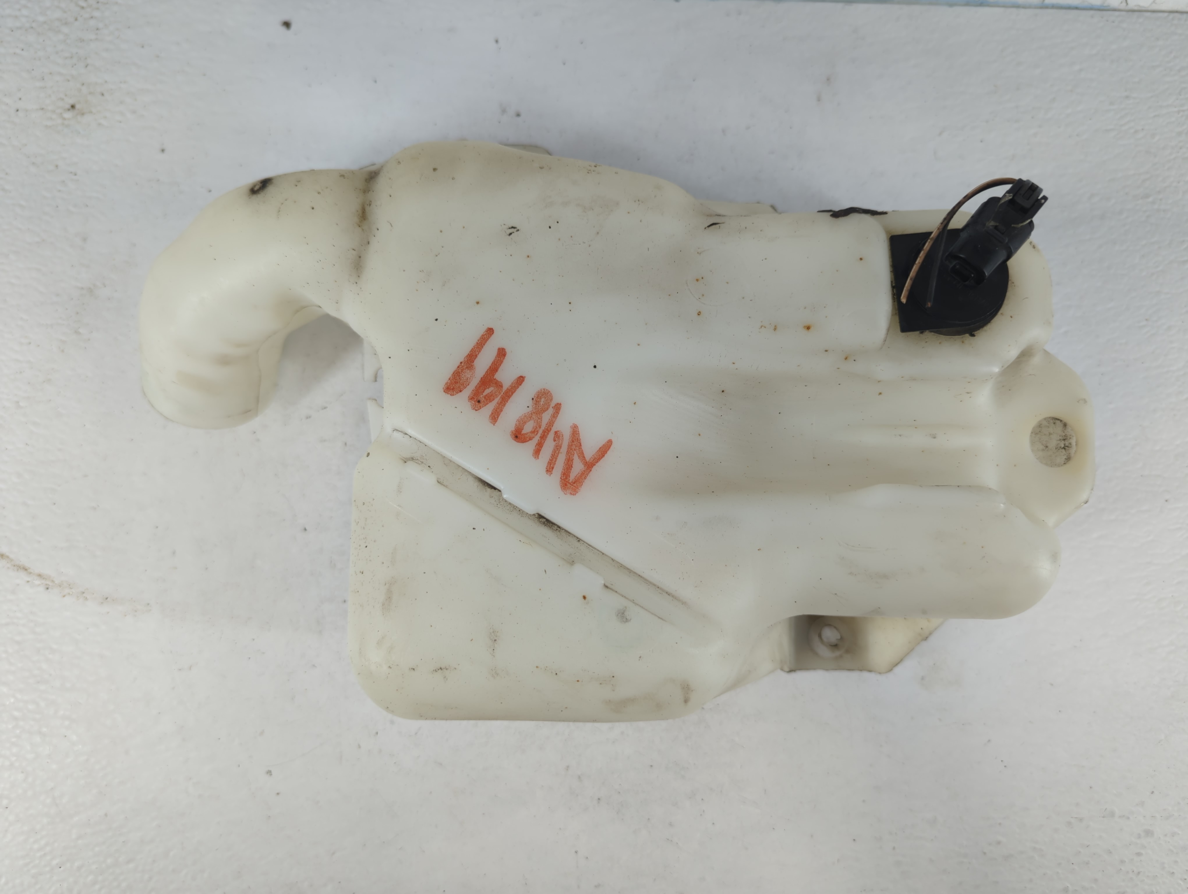 2008-2012 Chevrolet Malibu Windshield Washer Fluid Reservoir Bottle Oem 813946 - Oemusedautoparts1.com