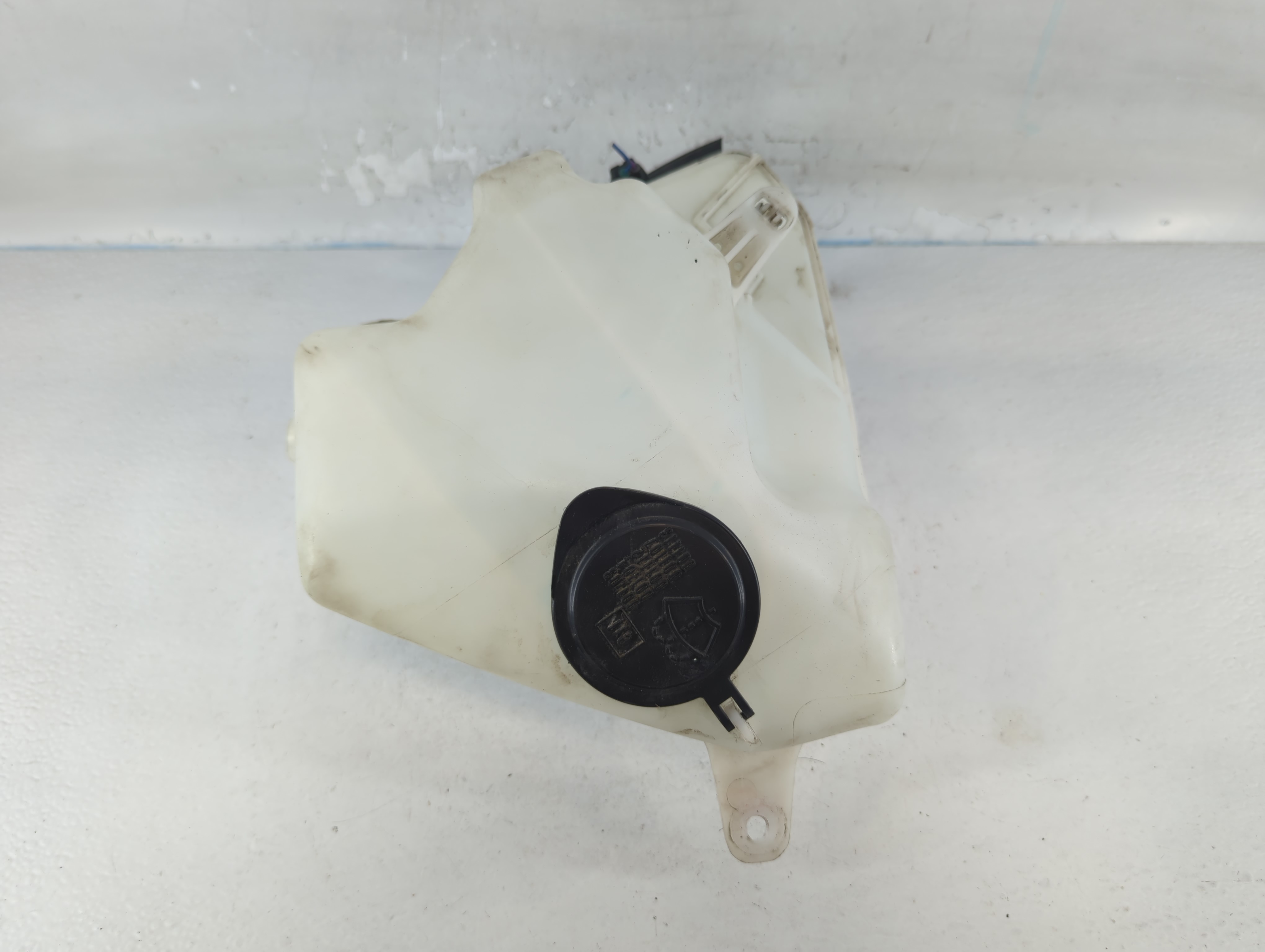 Picture of 2004-2009 Toyota Prius Windshield Washer Fluid Reservoir Bottle Oem 813947