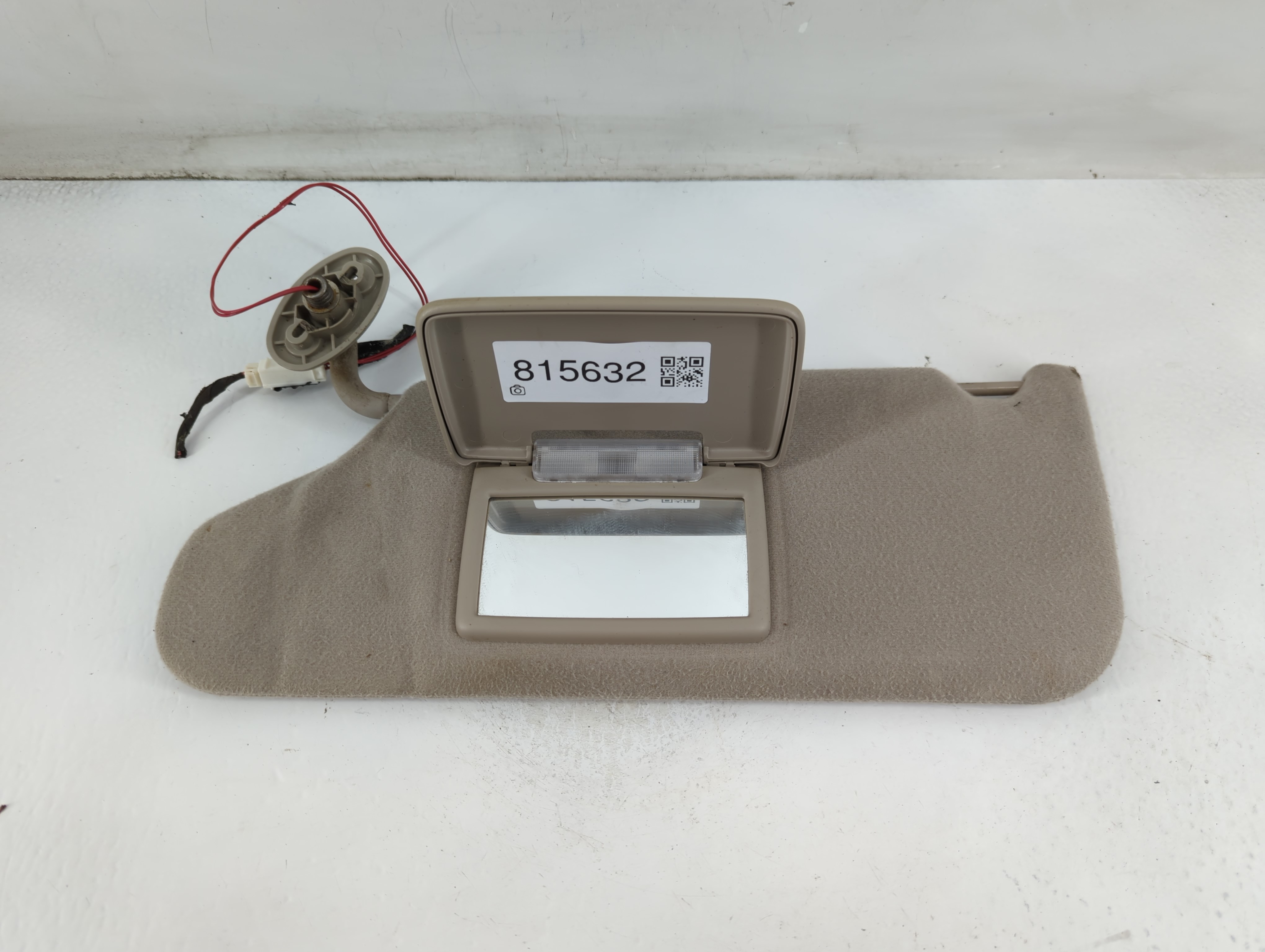 Picture of 2004-2004 Jeep Liberty Driver Sun Visor Mirror Left Sunvisor 815632