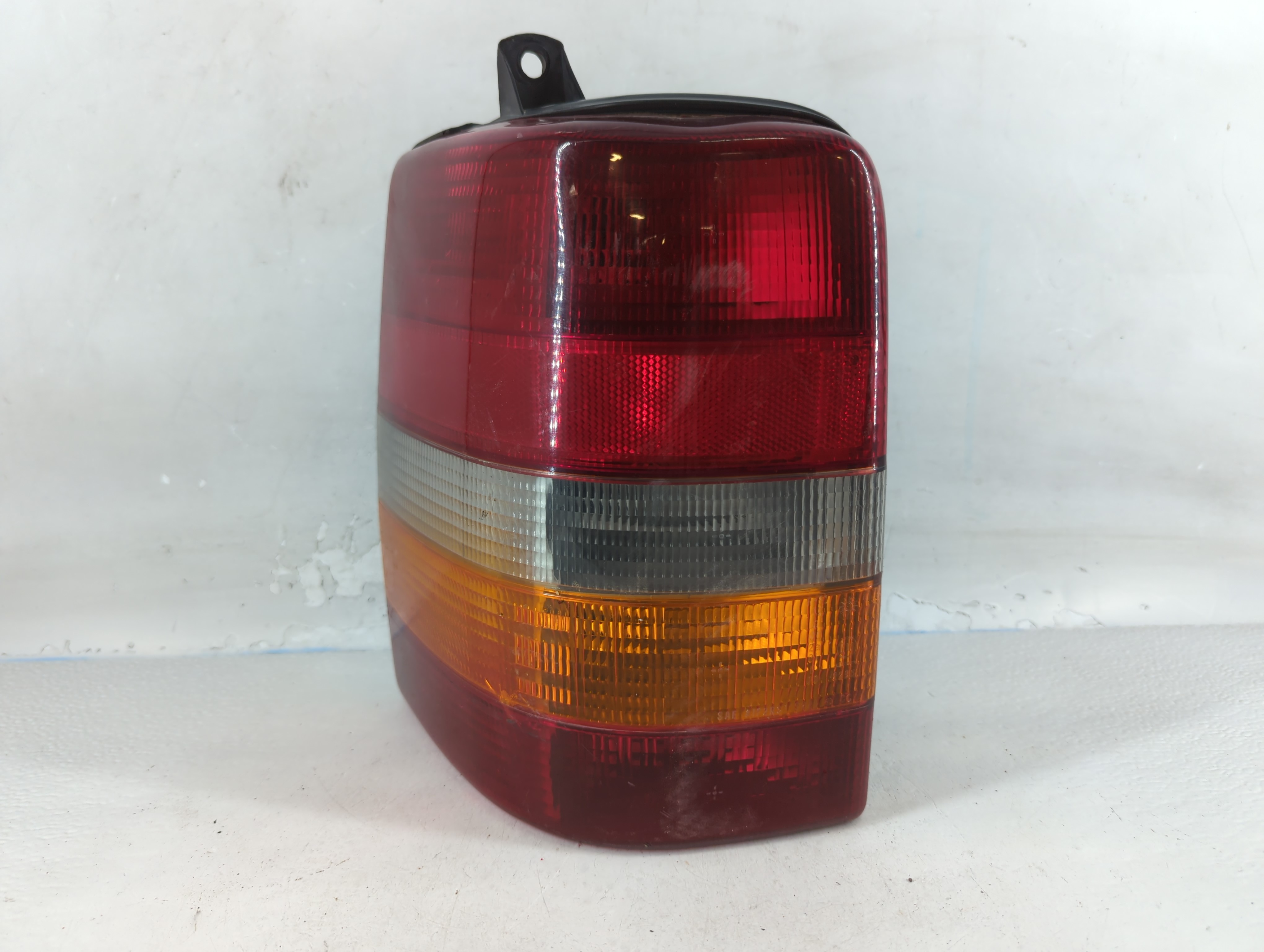 1993-1998 Jeep Grand Cherokee Driver Left Side Tail Light Taillight Oem 816797 - Oemusedautoparts1.com