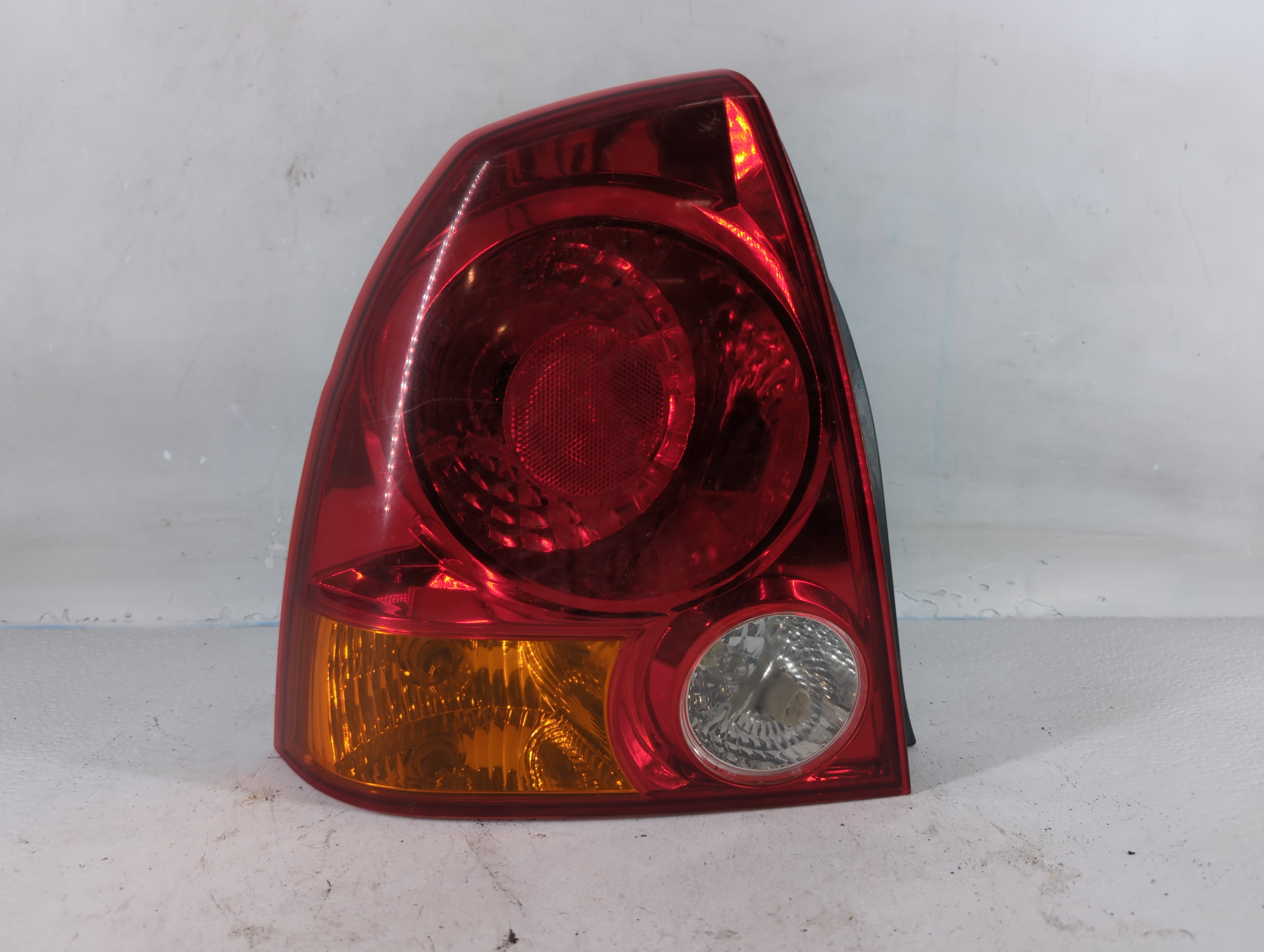 2004-2006 Hyundai Accent Driver Left Side Tail Light Taillight Oem 816844 - Oemusedautoparts1.com