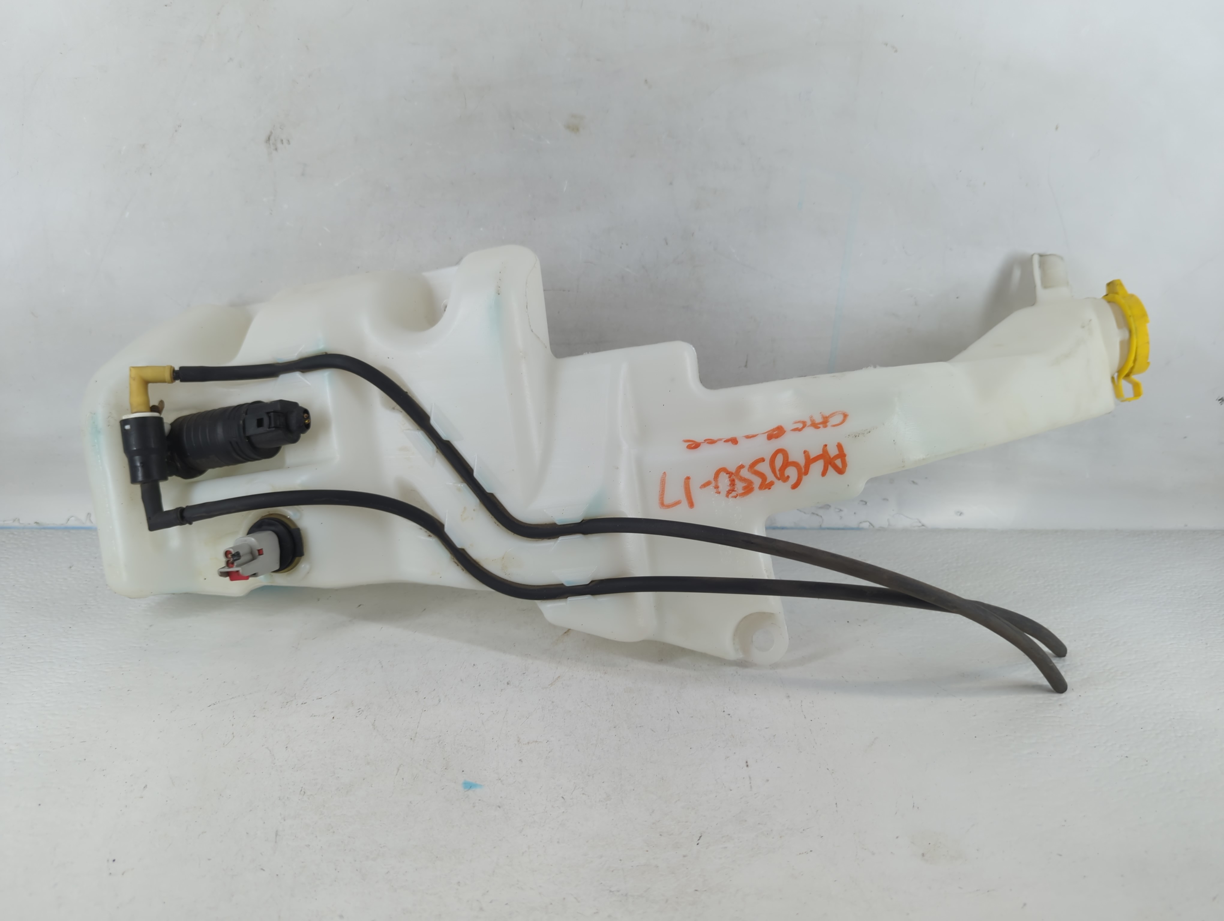 2014-2018 Jeep Cherokee Windshield Washer Fluid Reservoir Bottle Oem 817449 - Oemusedautoparts1.com