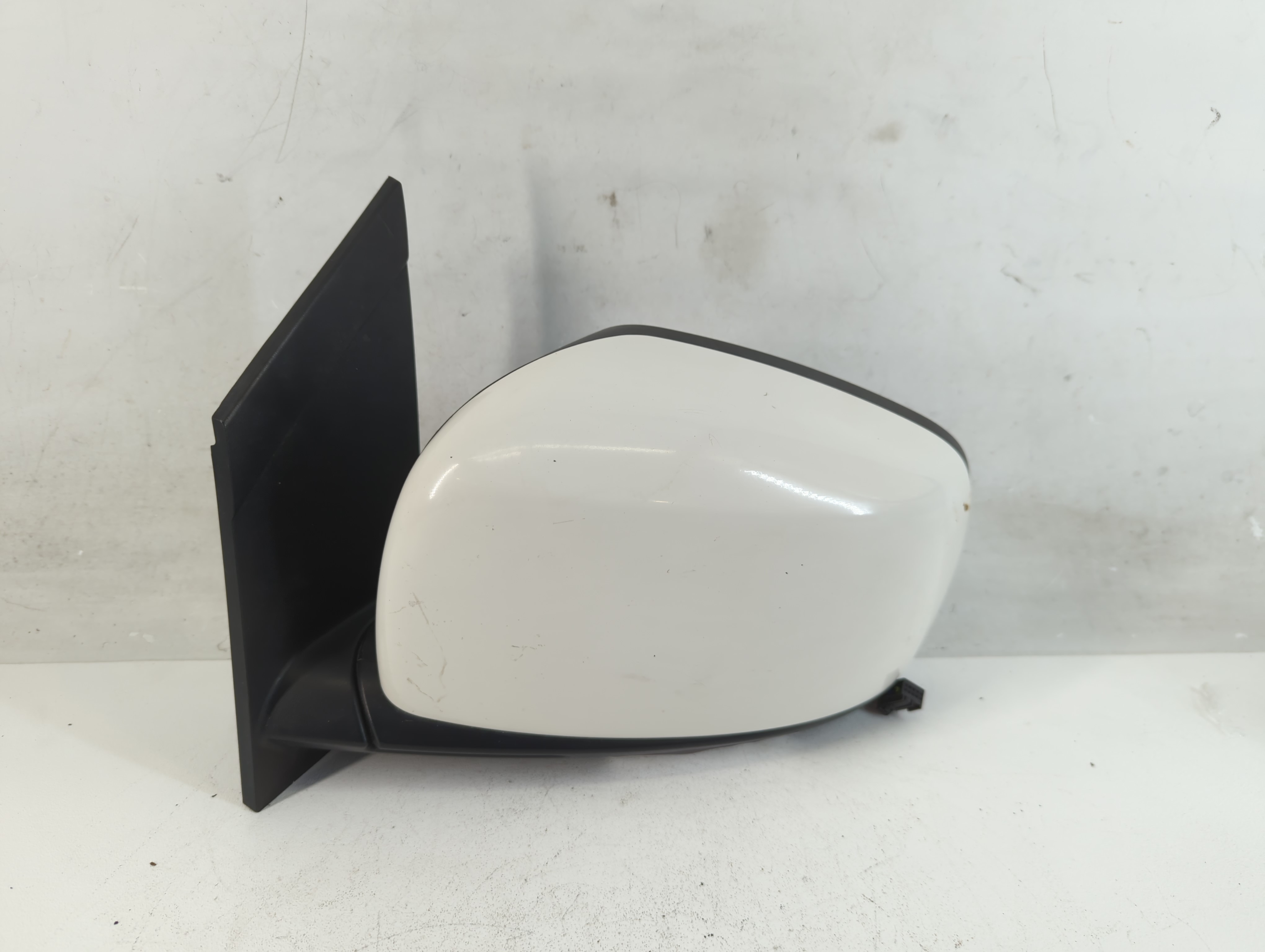 2009-2014 Volkswagen Routan Passenger Right Side View Power Door Mirror 818366 - Oemusedautoparts1.com