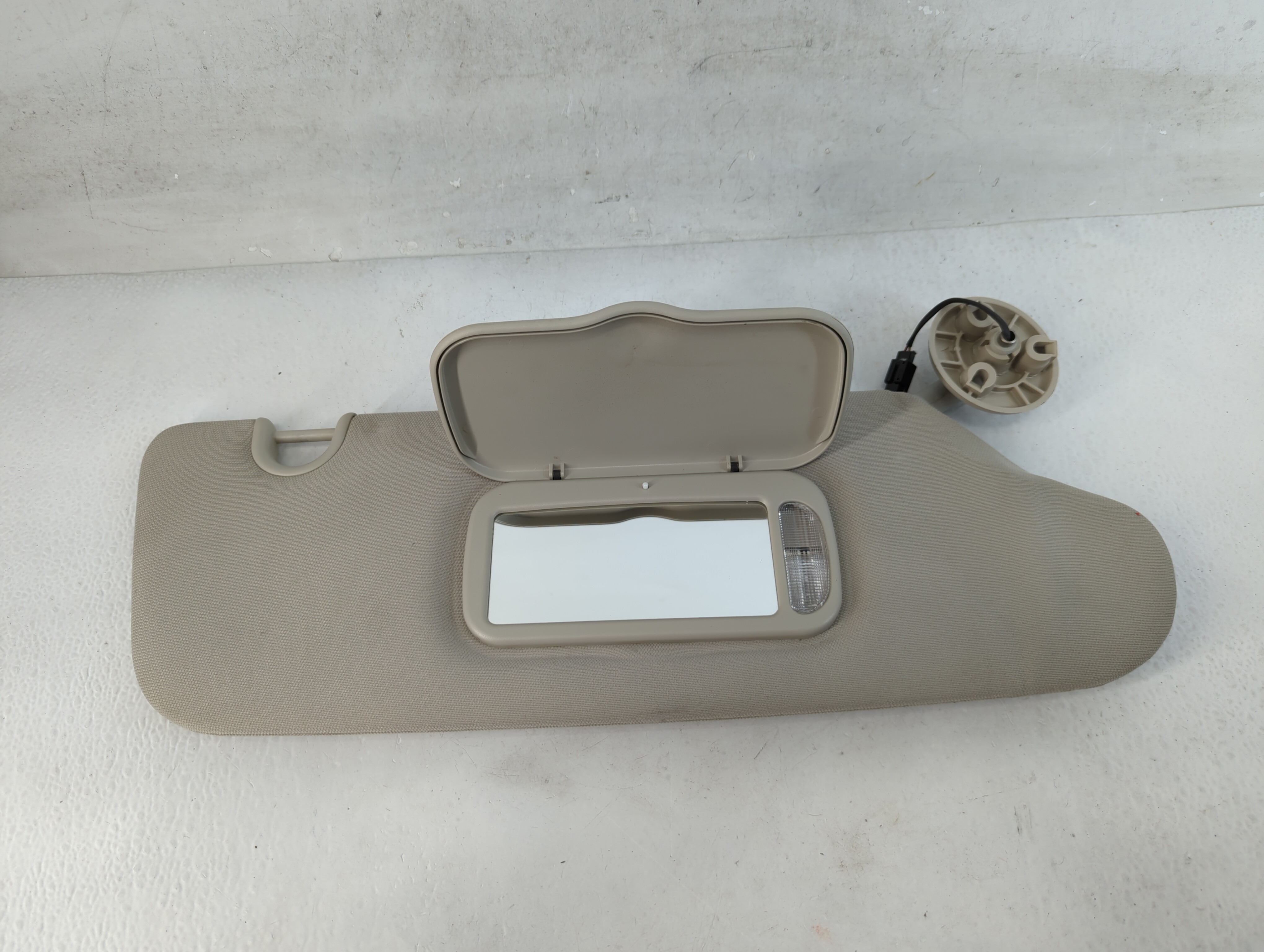 2009-2014 Volkswagen Routan Passenger Sun Visor Mirror Right Sunvisor 818425 - Oemusedautoparts1.com