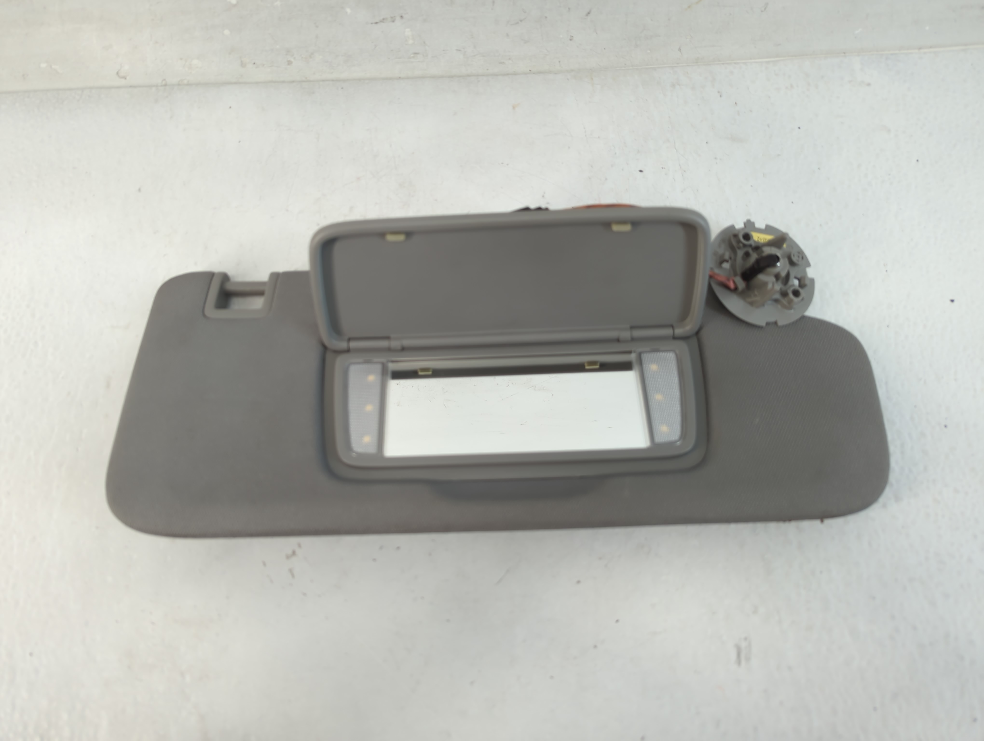 2018-2019 Chevrolet Equinox Passenger Sun Visor Mirror Right Sunvisor 819450 - Oemusedautoparts1.com