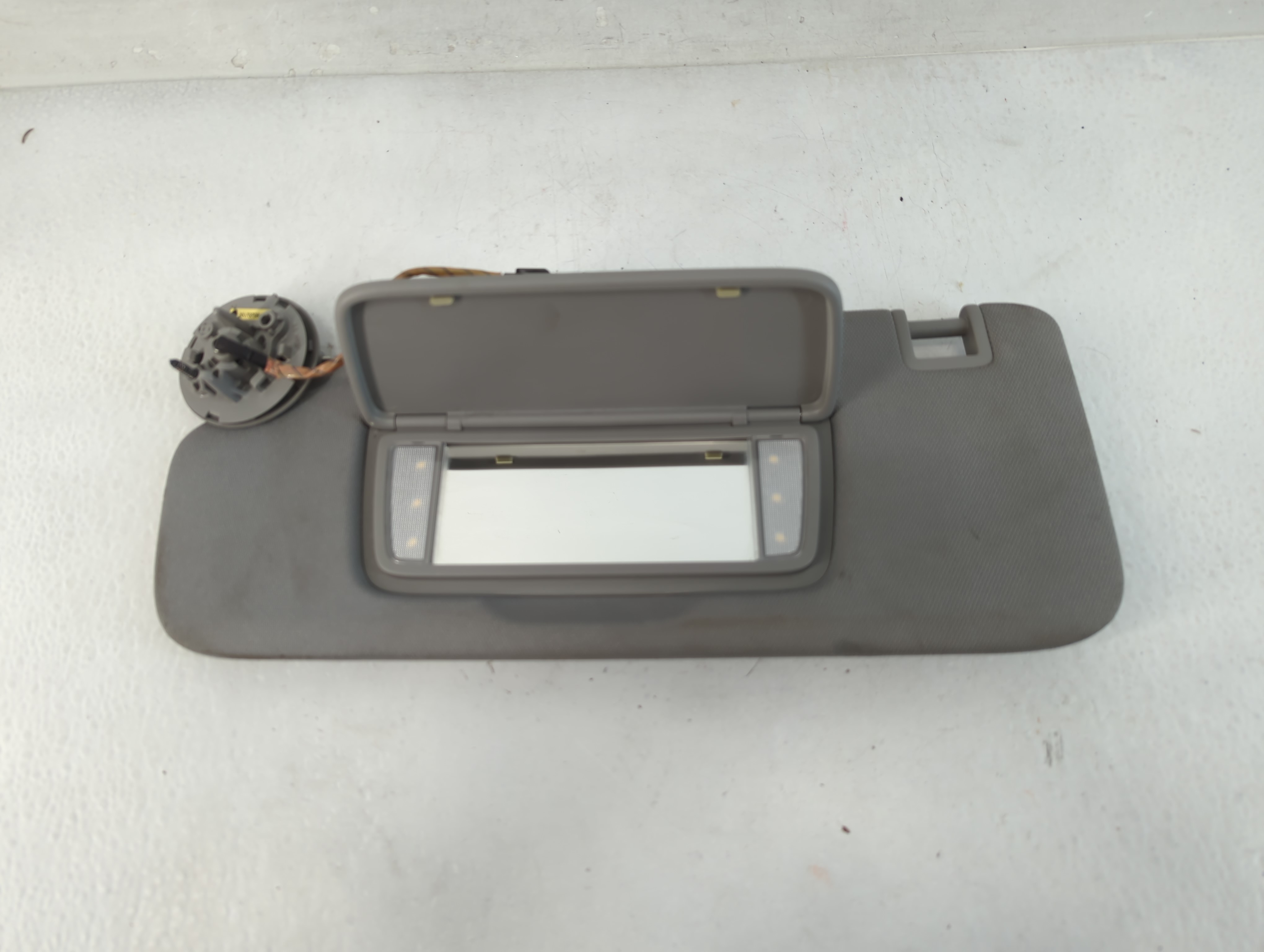 2018-2019 Chevrolet Equinox Driver Sun Visor Mirror Left Sunvisor Grey 819504 - Oemusedautoparts1.com
