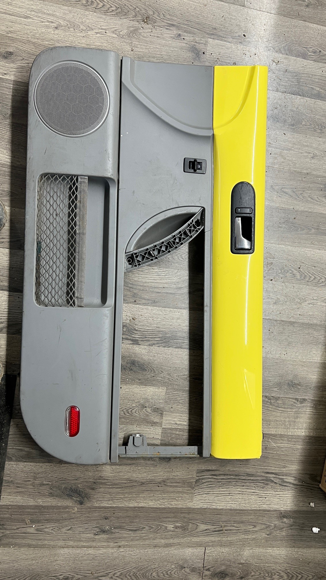 2000 Volkswagen Beetle Front Right Passenger Interior Door Panel Trim 819643 - Oemusedautoparts1.com