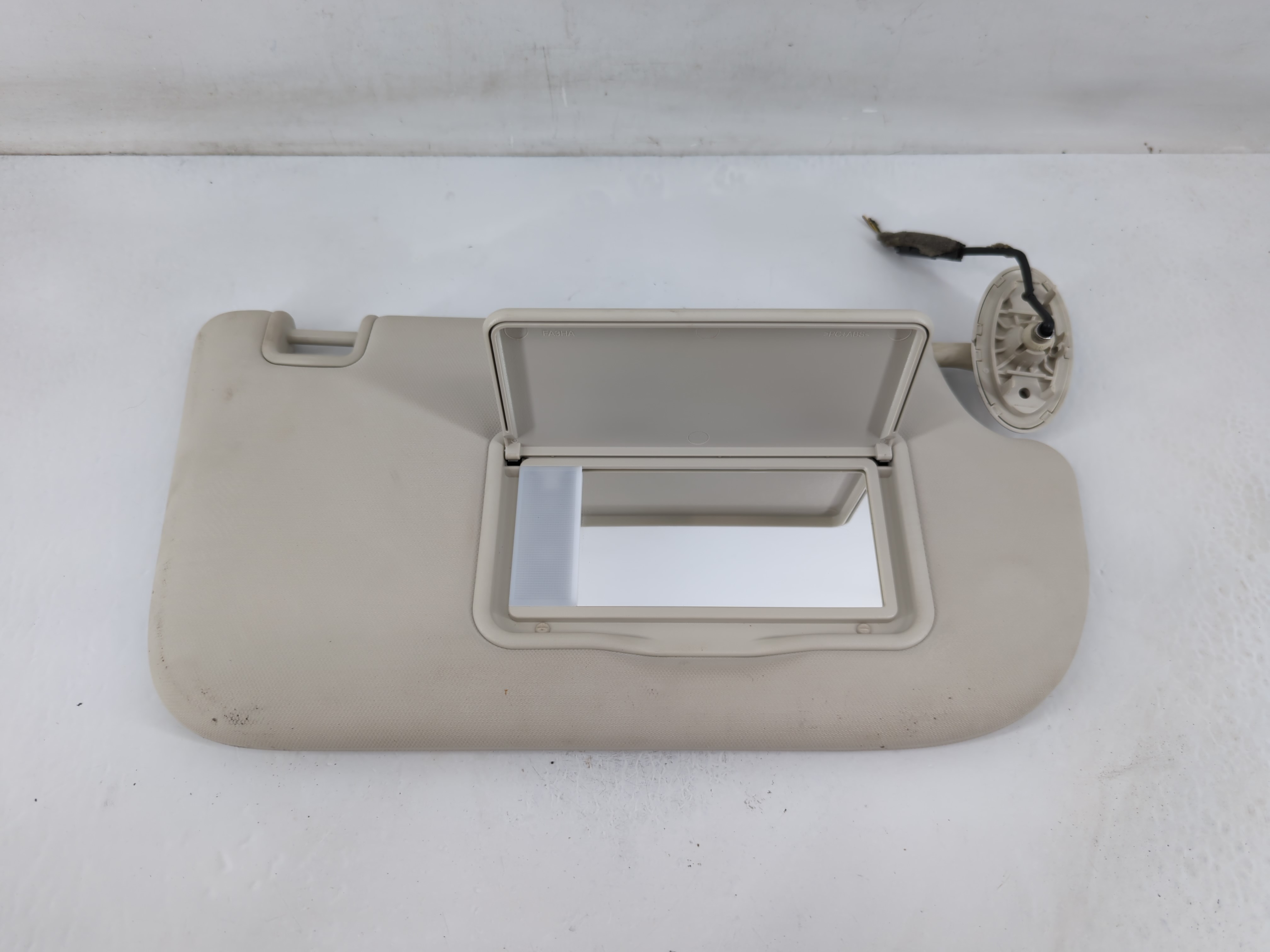 2013-2019 Ford Escape Passenger Sun Visor Mirror Right Sunvisor Ivory 819720 - Oemusedautoparts1.com