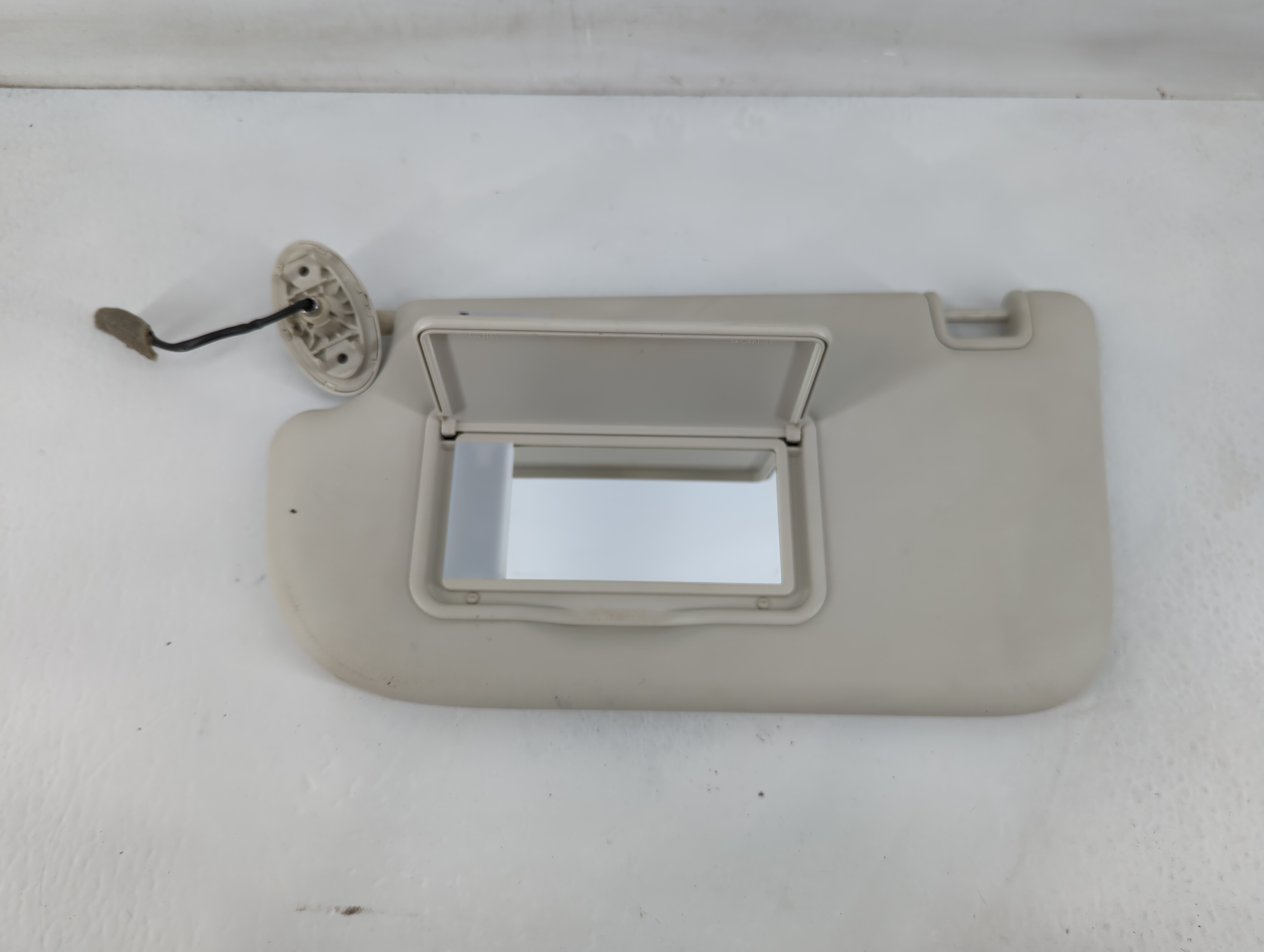 2013-2019 Ford Escape Driver Sun Visor Mirror Left Sunvisor Ivory 819721 - Oemusedautoparts1.com