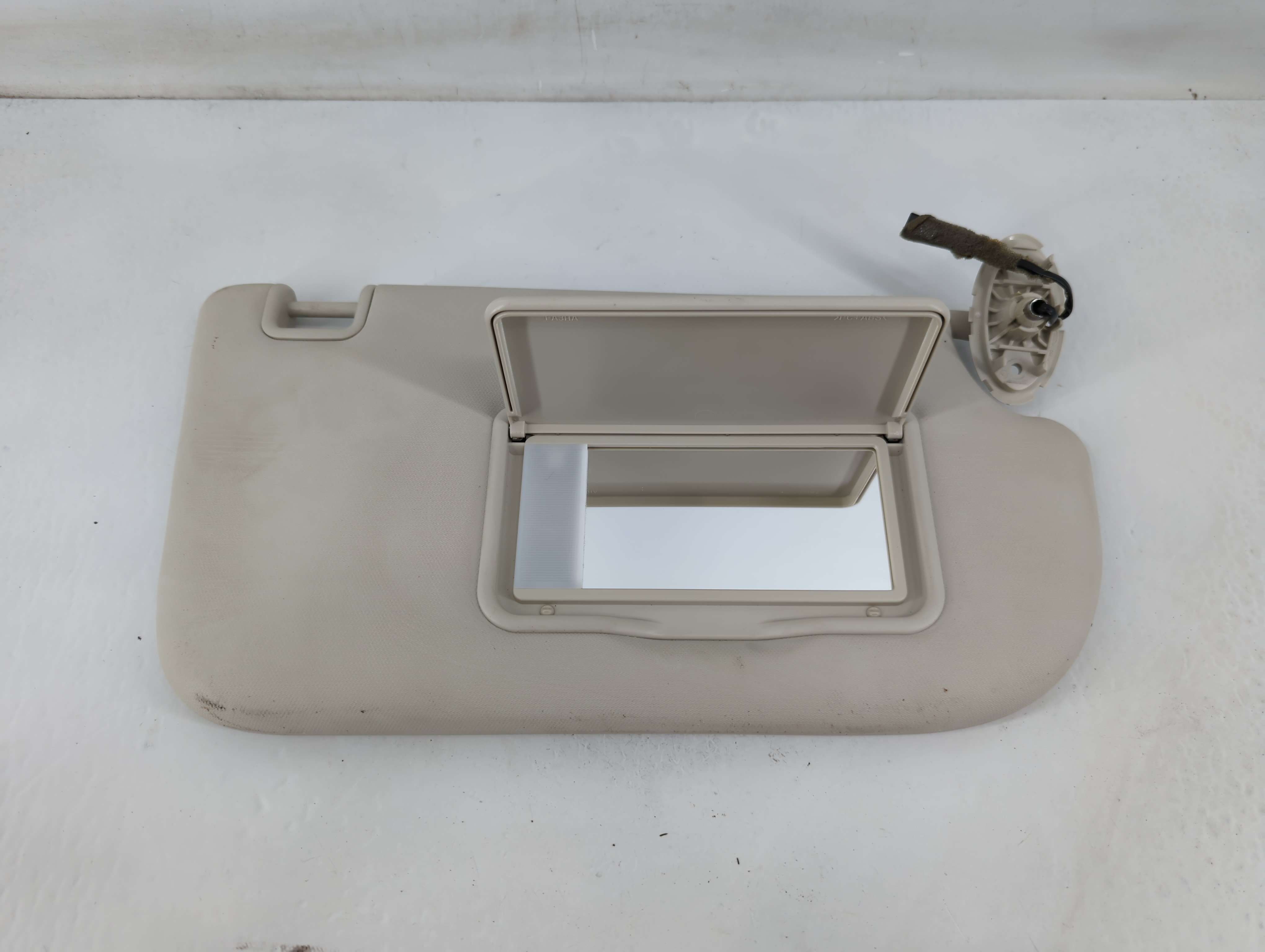 2013-2019 Ford Escape Passenger Sun Visor Mirror Right Sunvisor Ivory 819726 - Oemusedautoparts1.com